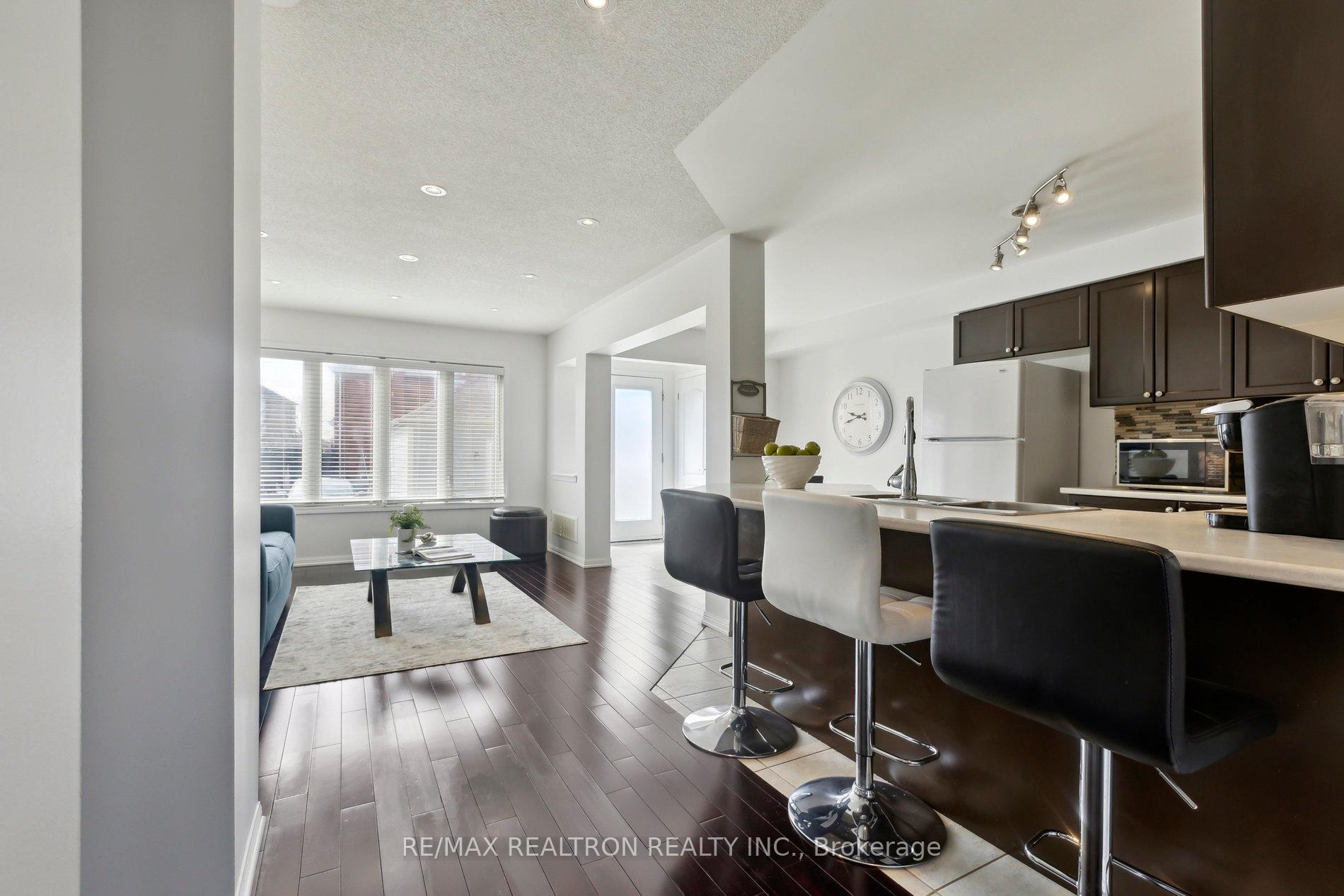 Photo 13 of 302 Gas Lamp Lane, Markham, Cornell — HOMEH