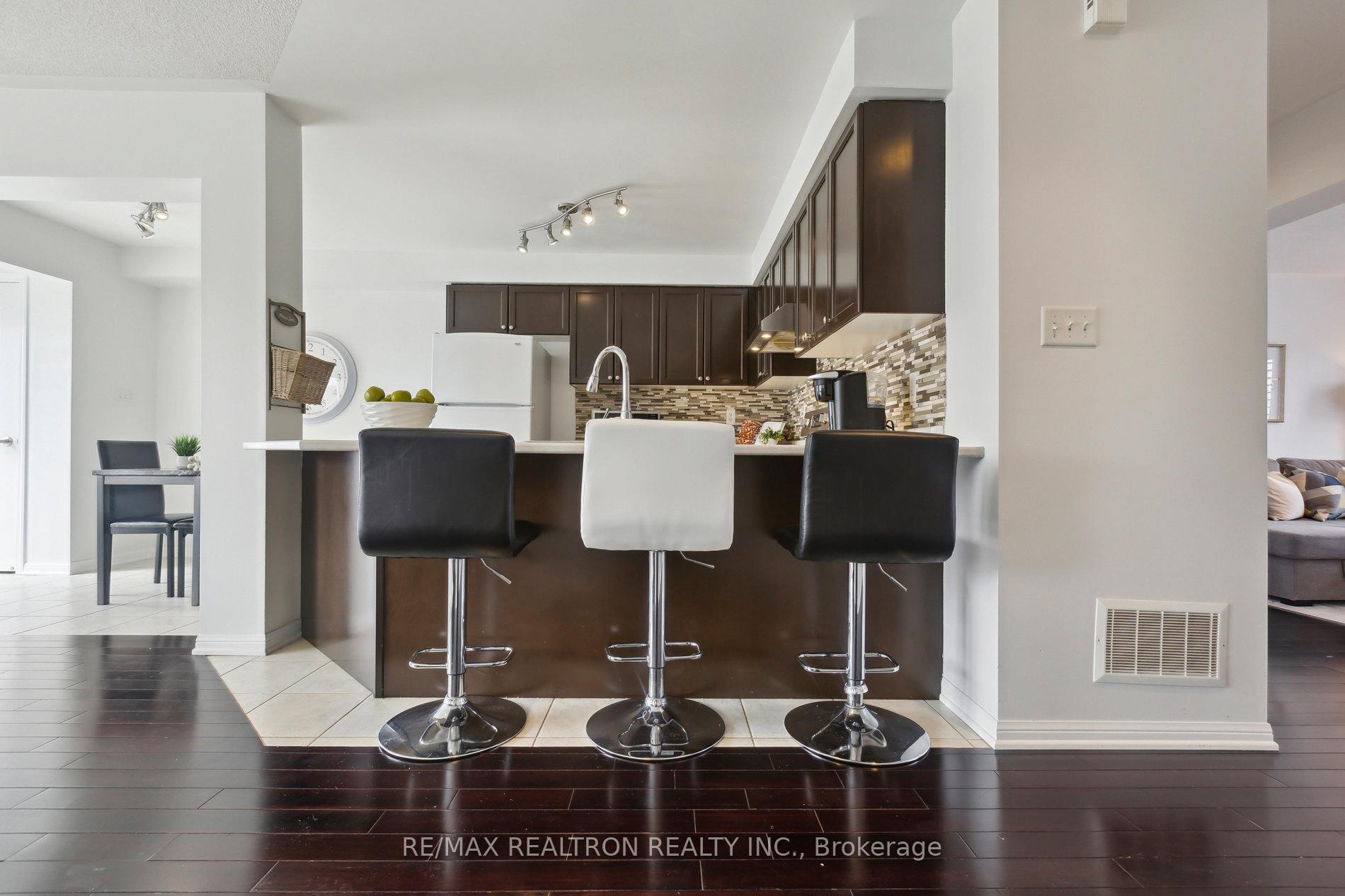 Photo 14 of 302 Gas Lamp Lane, Markham, Cornell — HOMEH