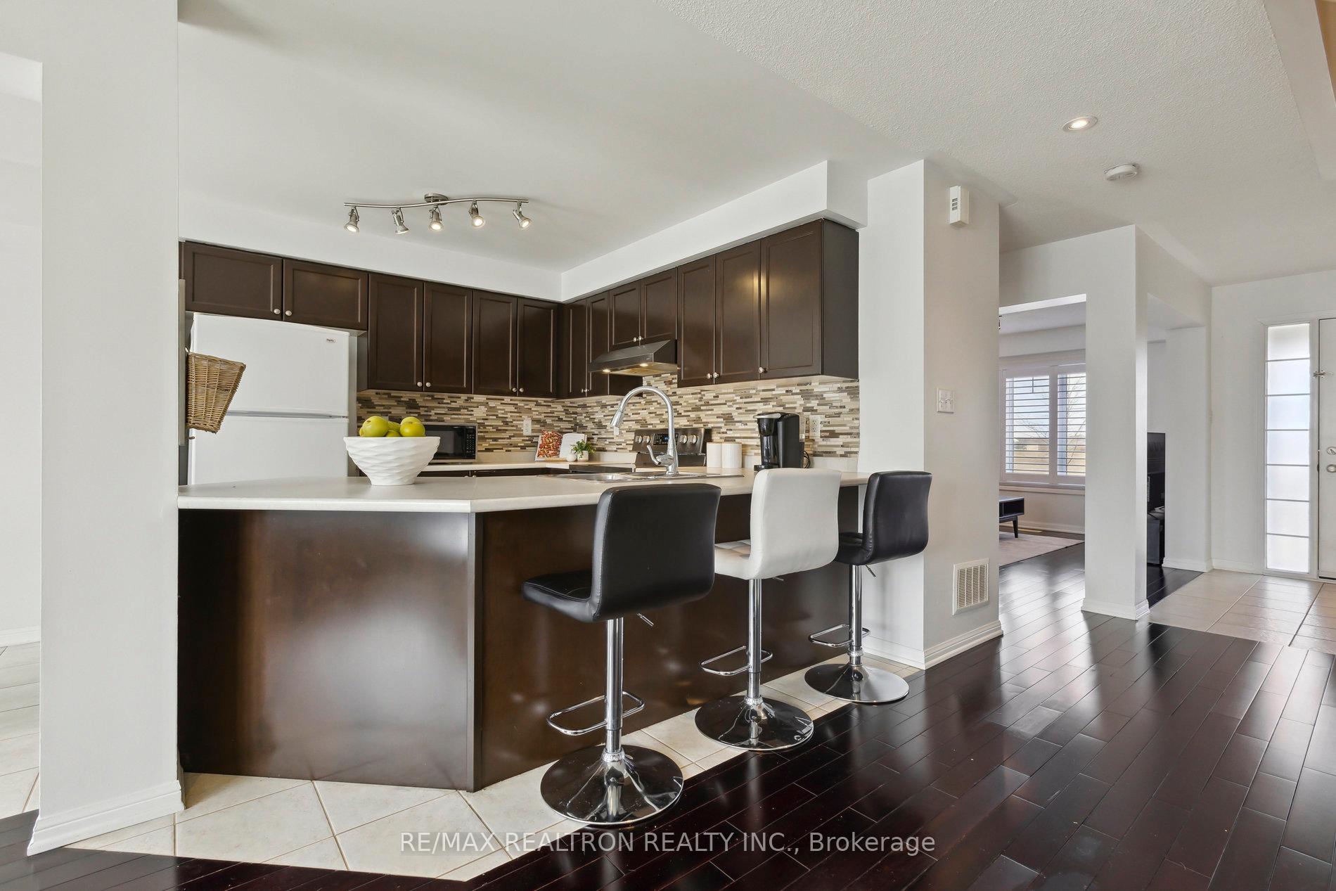 Photo 15 of 302 Gas Lamp Lane, Markham, Cornell — HOMEH