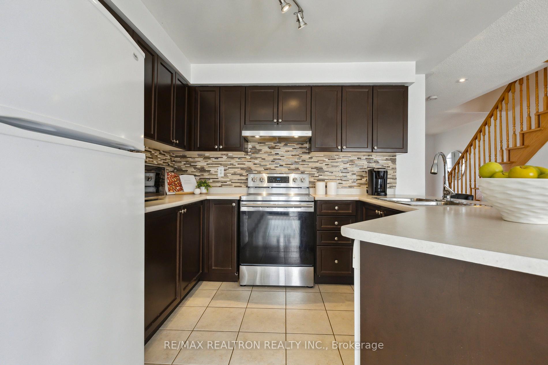 Photo 16 of 302 Gas Lamp Lane, Markham, Cornell — HOMEH