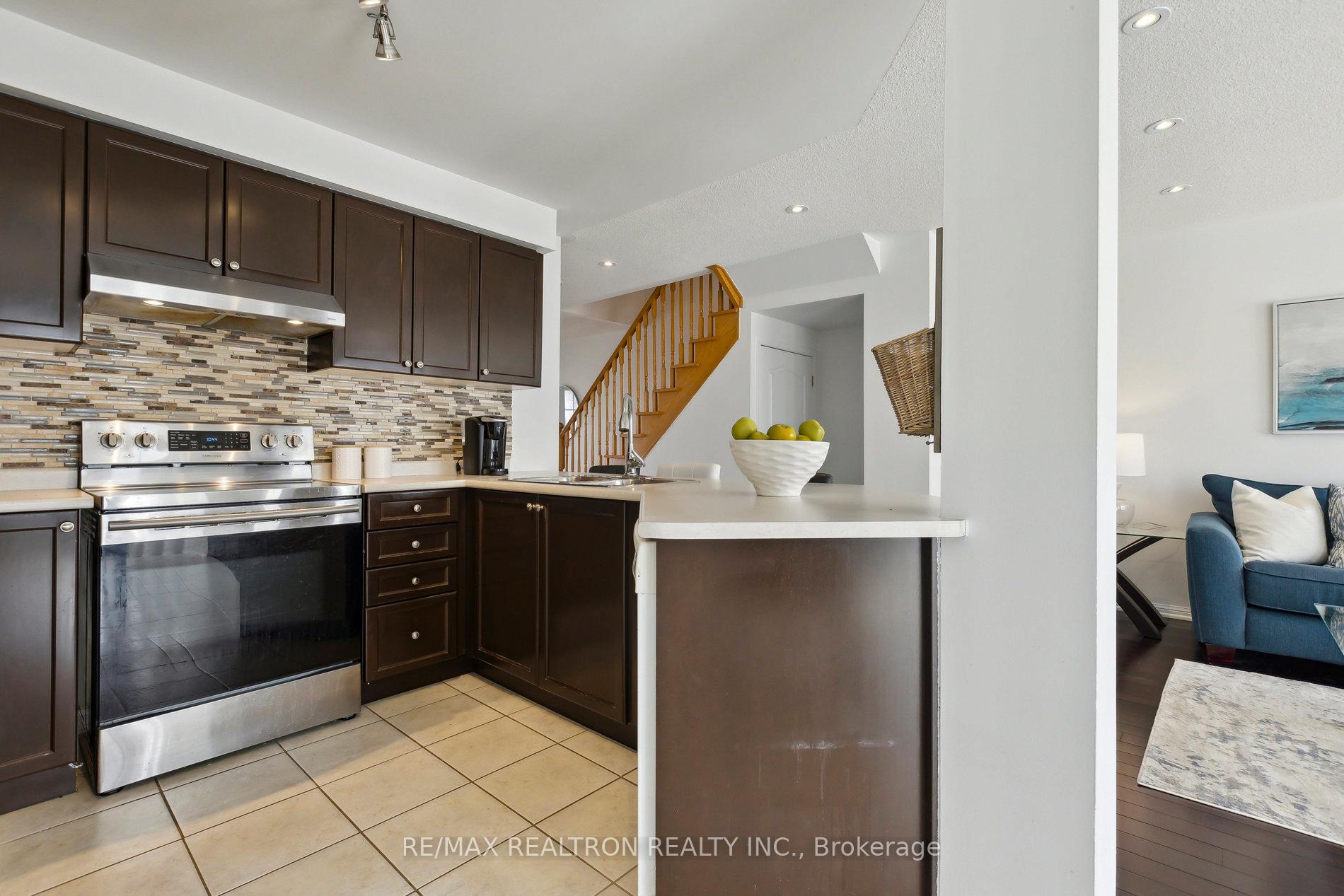Photo 17 of 302 Gas Lamp Lane, Markham, Cornell — HOMEH