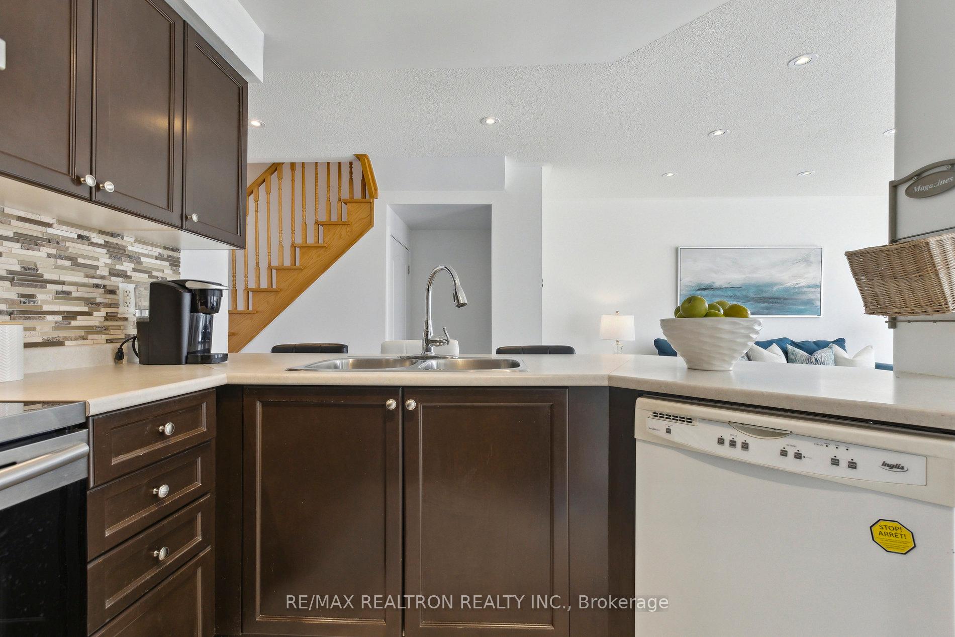 Photo 18 of 302 Gas Lamp Lane, Markham, Cornell — HOMEH