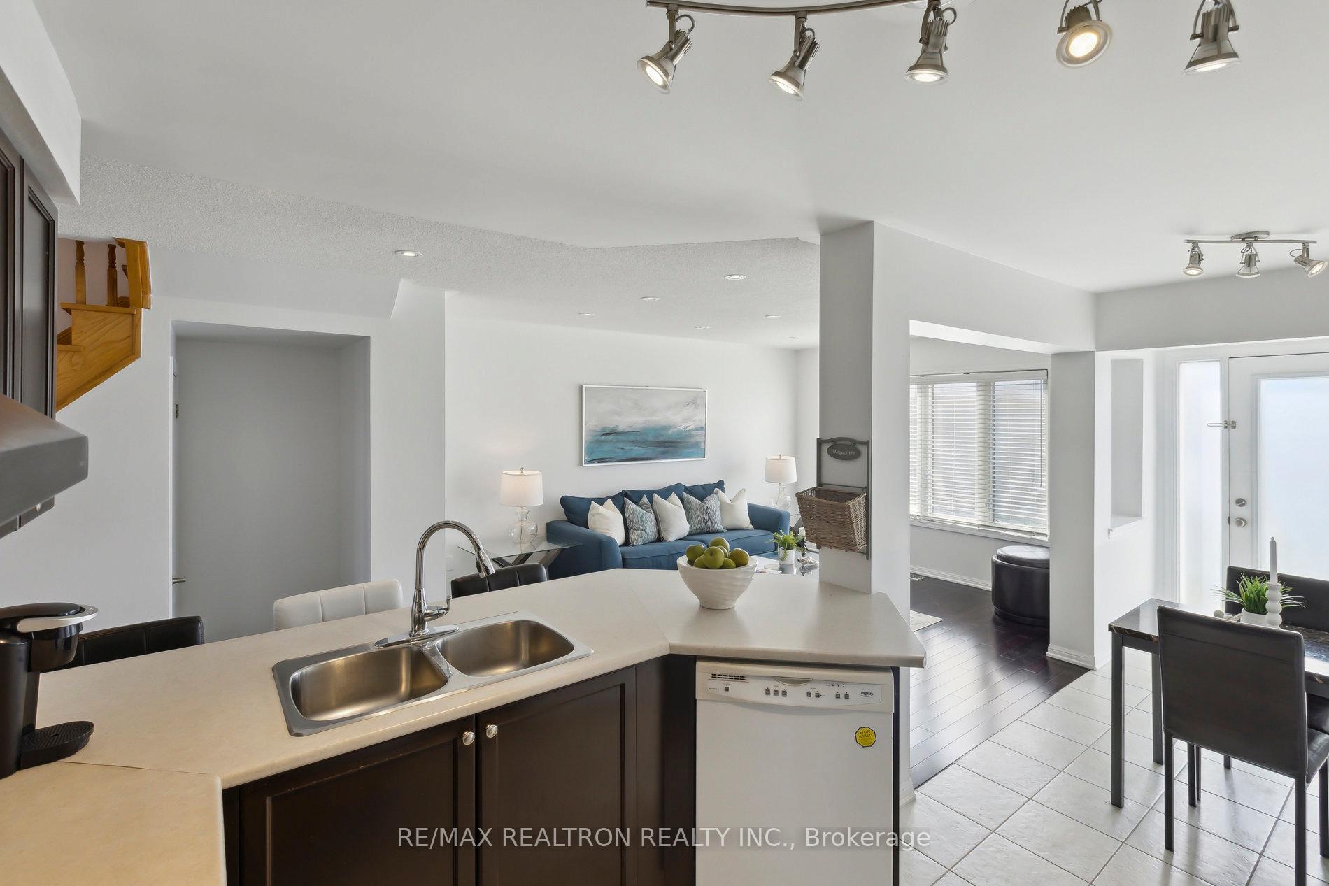 Photo 19 of 302 Gas Lamp Lane, Markham, Cornell — HOMEH