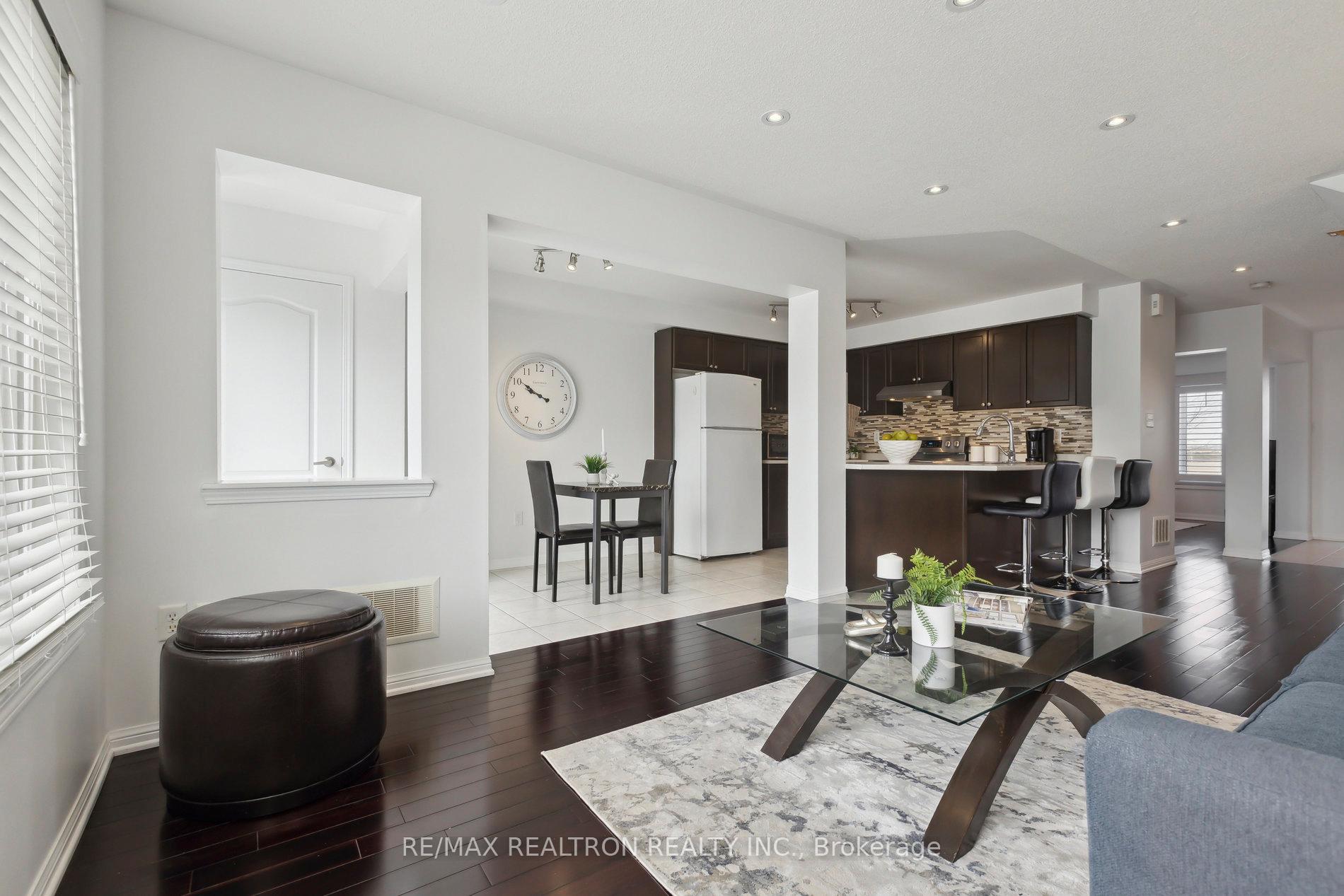 Photo 29 of 302 Gas Lamp Lane, Markham, Cornell — HOMEH