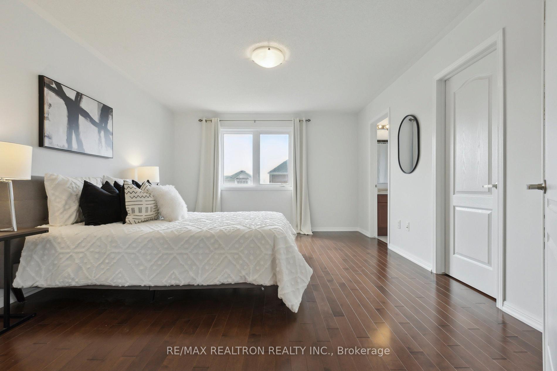Photo 33 of 302 Gas Lamp Lane, Markham, Cornell — HOMEH
