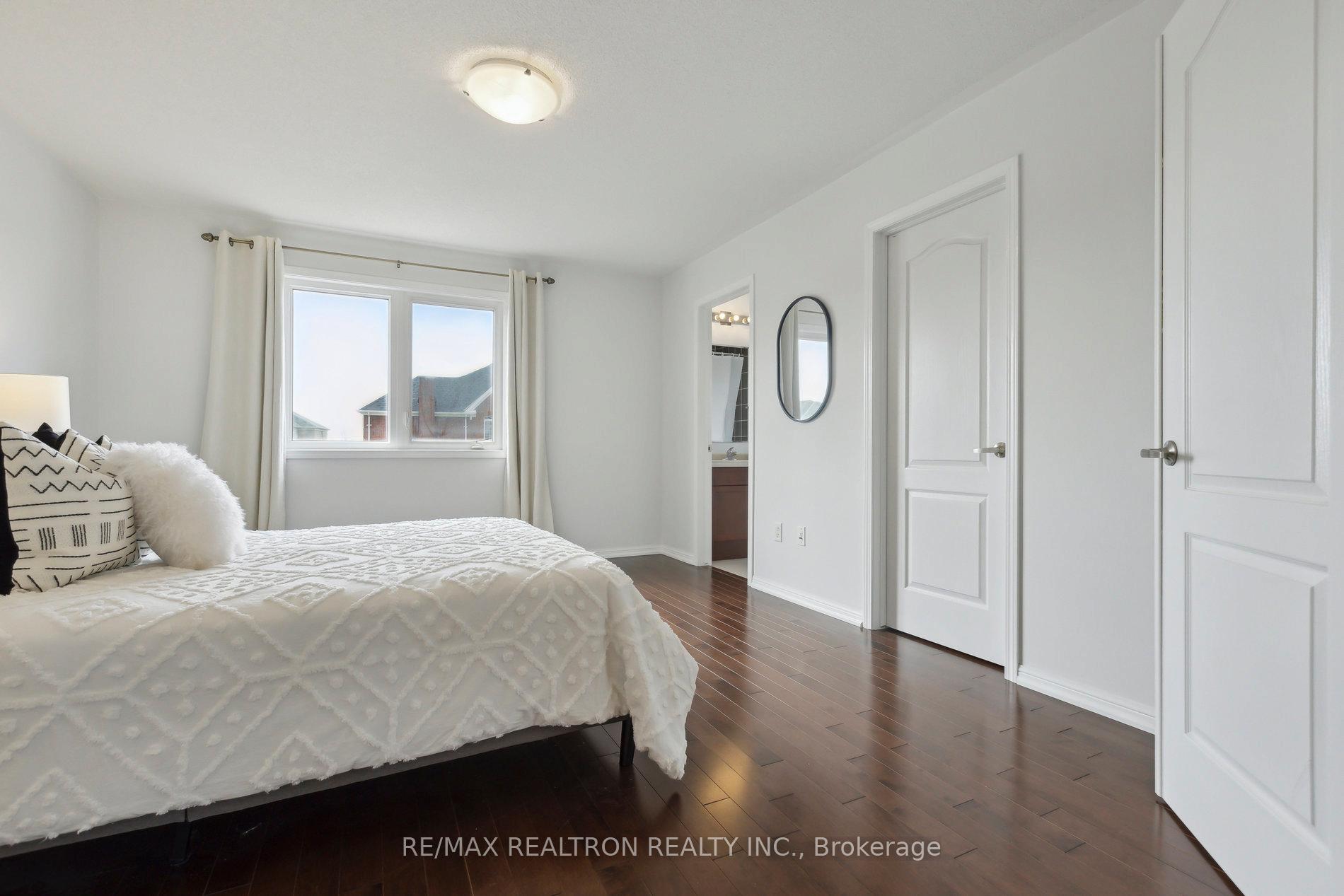 Photo 35 of 302 Gas Lamp Lane, Markham, Cornell — HOMEH