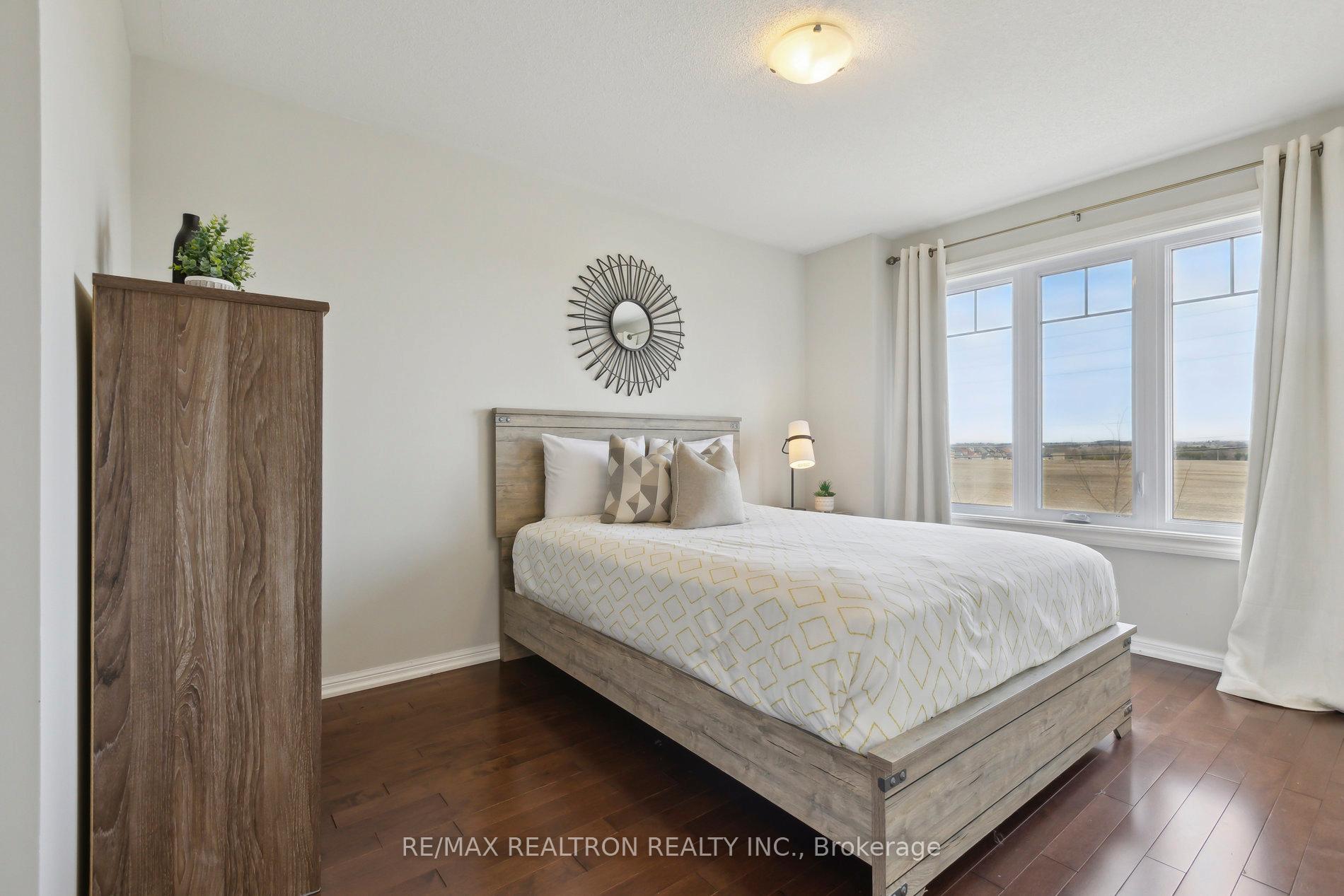 Photo 43 of 302 Gas Lamp Lane, Markham, Cornell — HOMEH