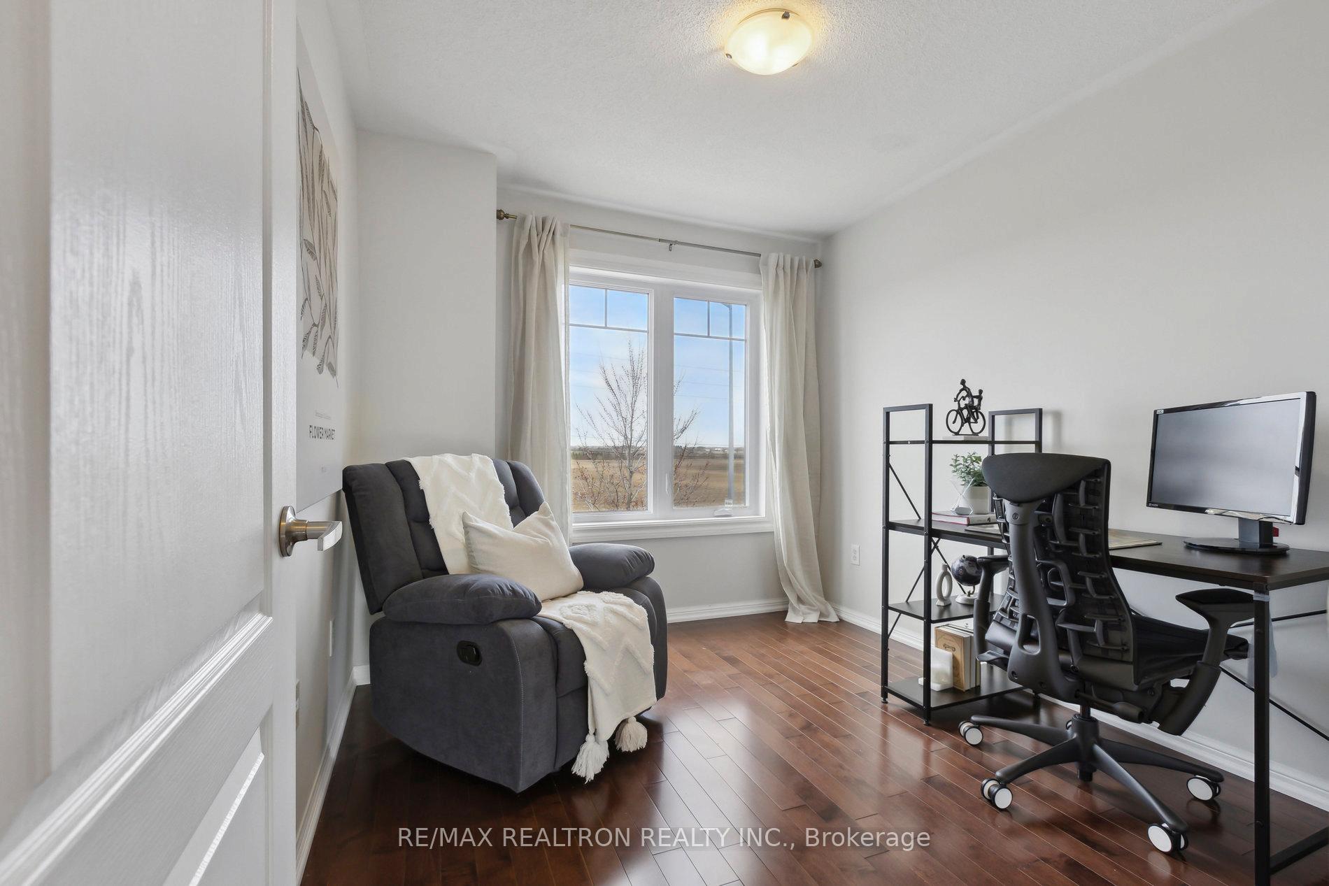 Photo 45 of 302 Gas Lamp Lane, Markham, Cornell — HOMEH