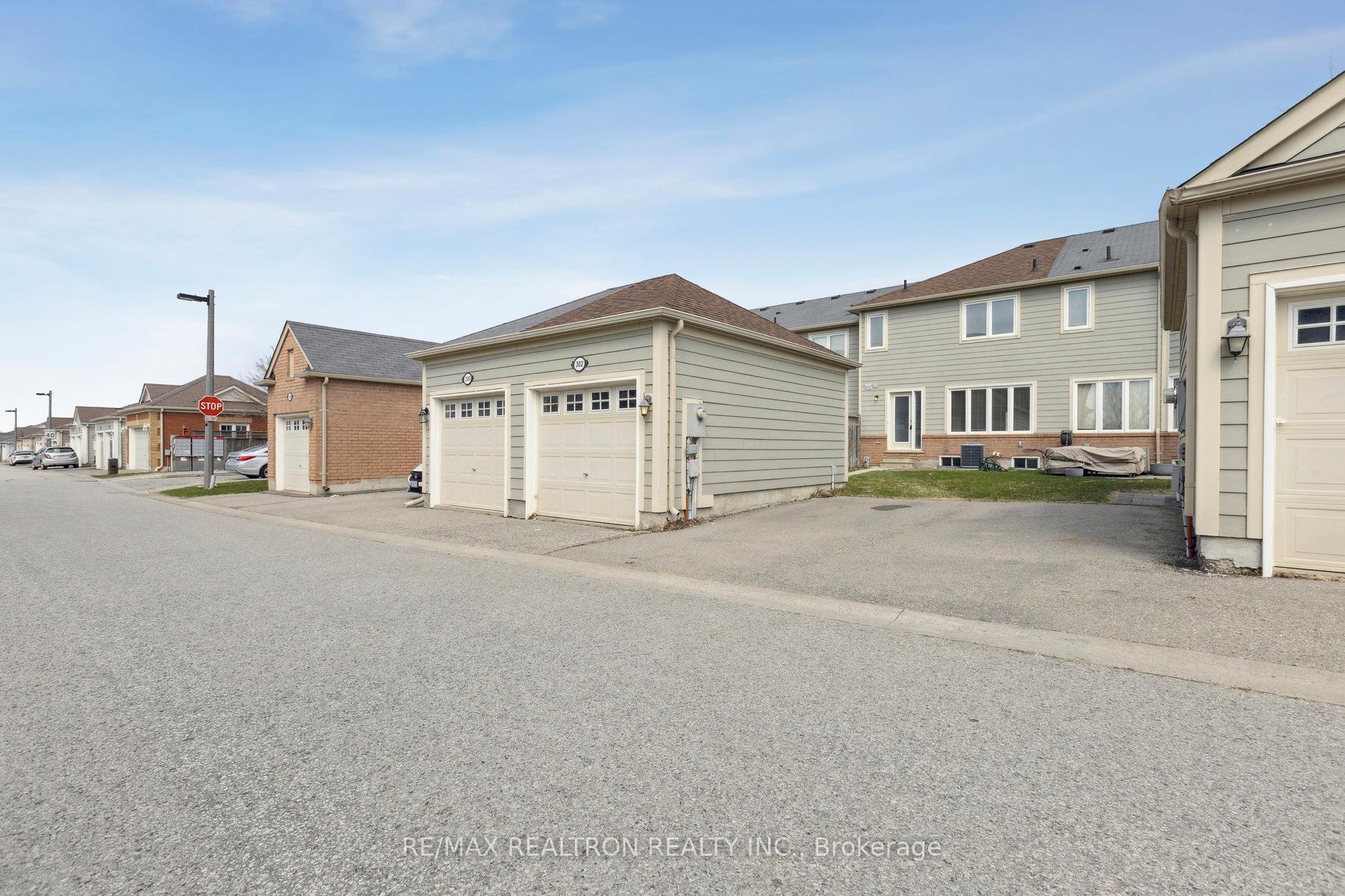 Photo 48 of 302 Gas Lamp Lane, Markham, Cornell — HOMEH