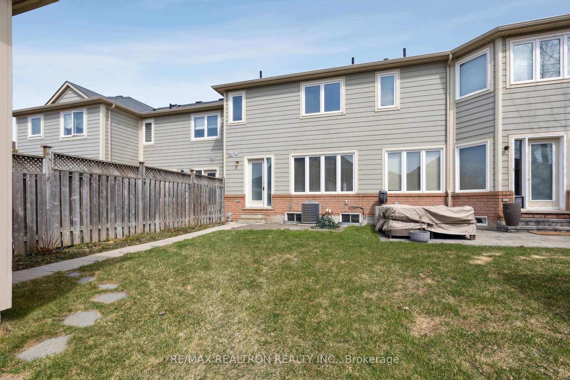 Photo 49 of 302 Gas Lamp Lane, Markham, Cornell — HOMEH