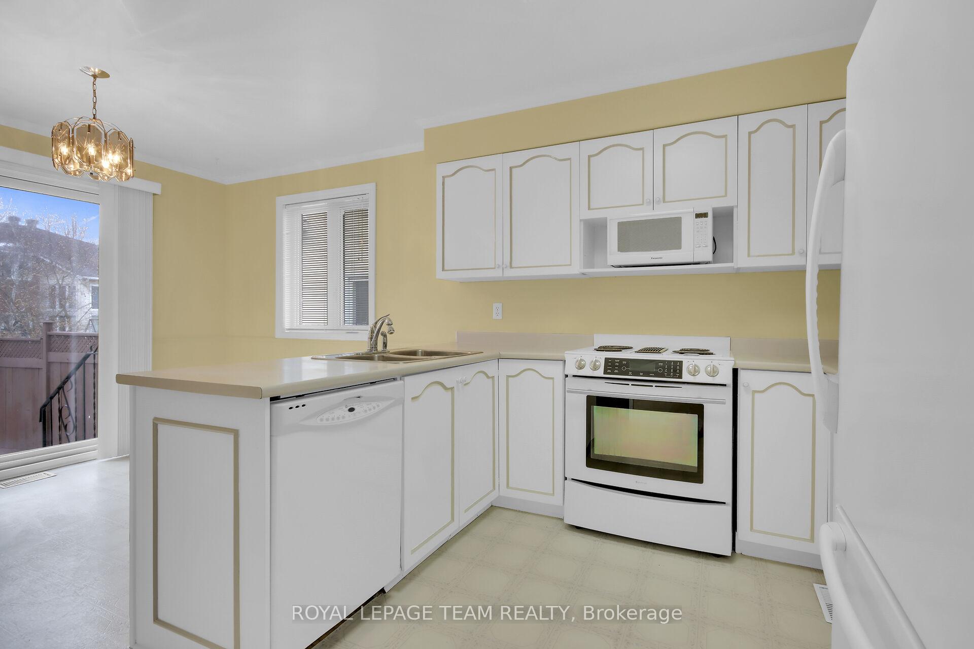 Photo 10 of 127 Palomino Drive, Ottawa, Kanata - Bridlewood — HOMEH
