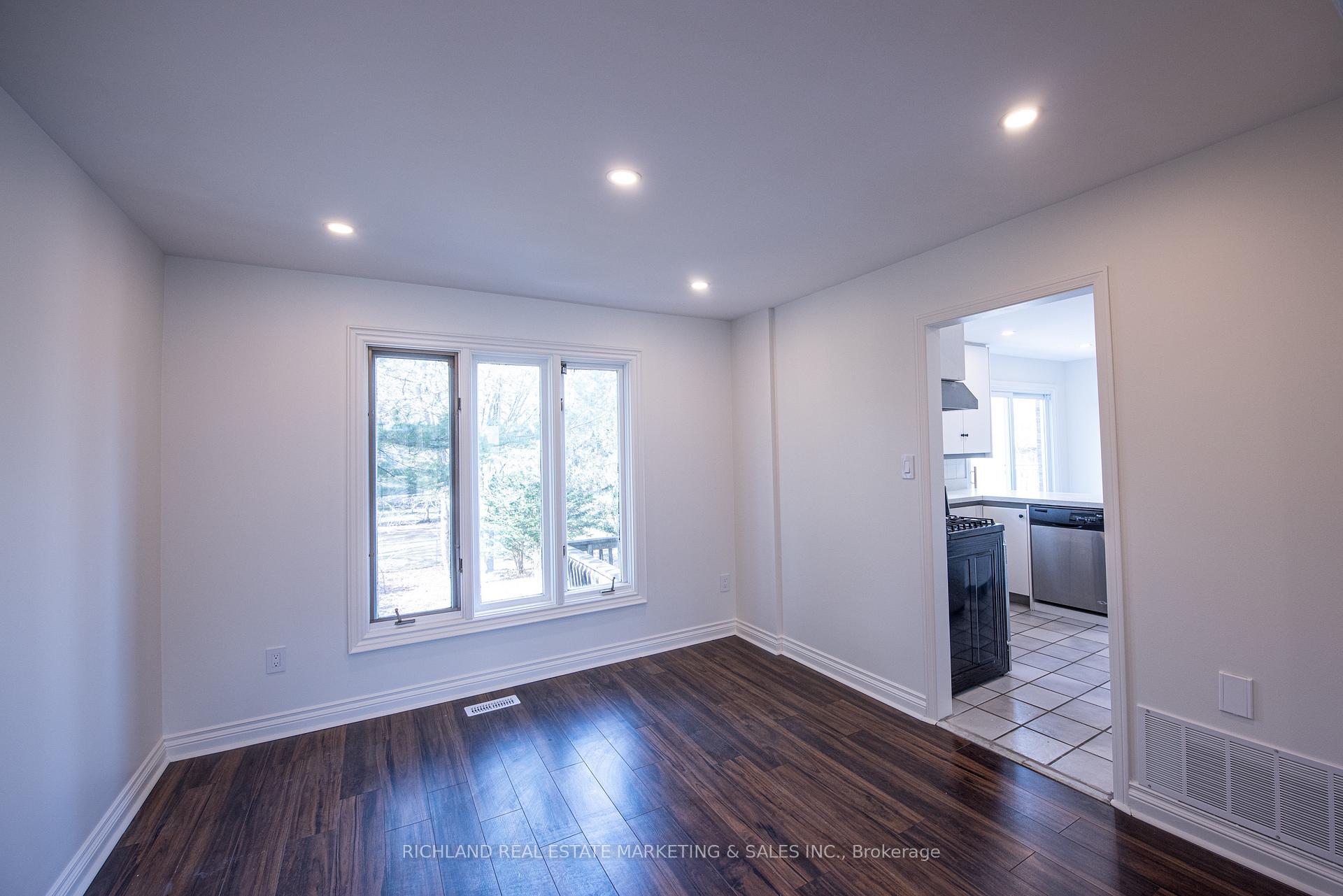 Photo 4 of 42 Wootten Way N, Markham, Markham Village — HOMEH