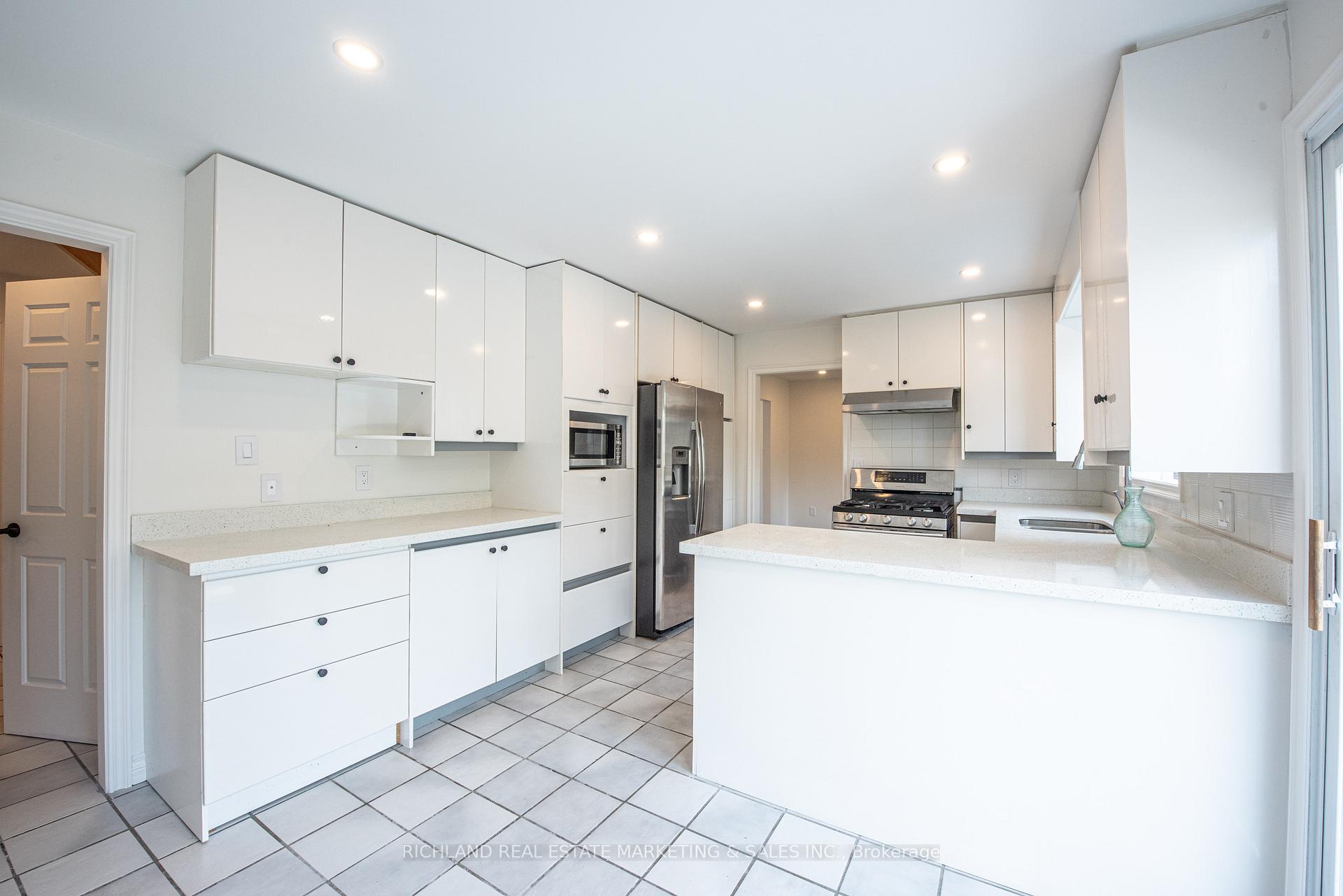 Photo 5 of 42 Wootten Way N, Markham, Markham Village — HOMEH