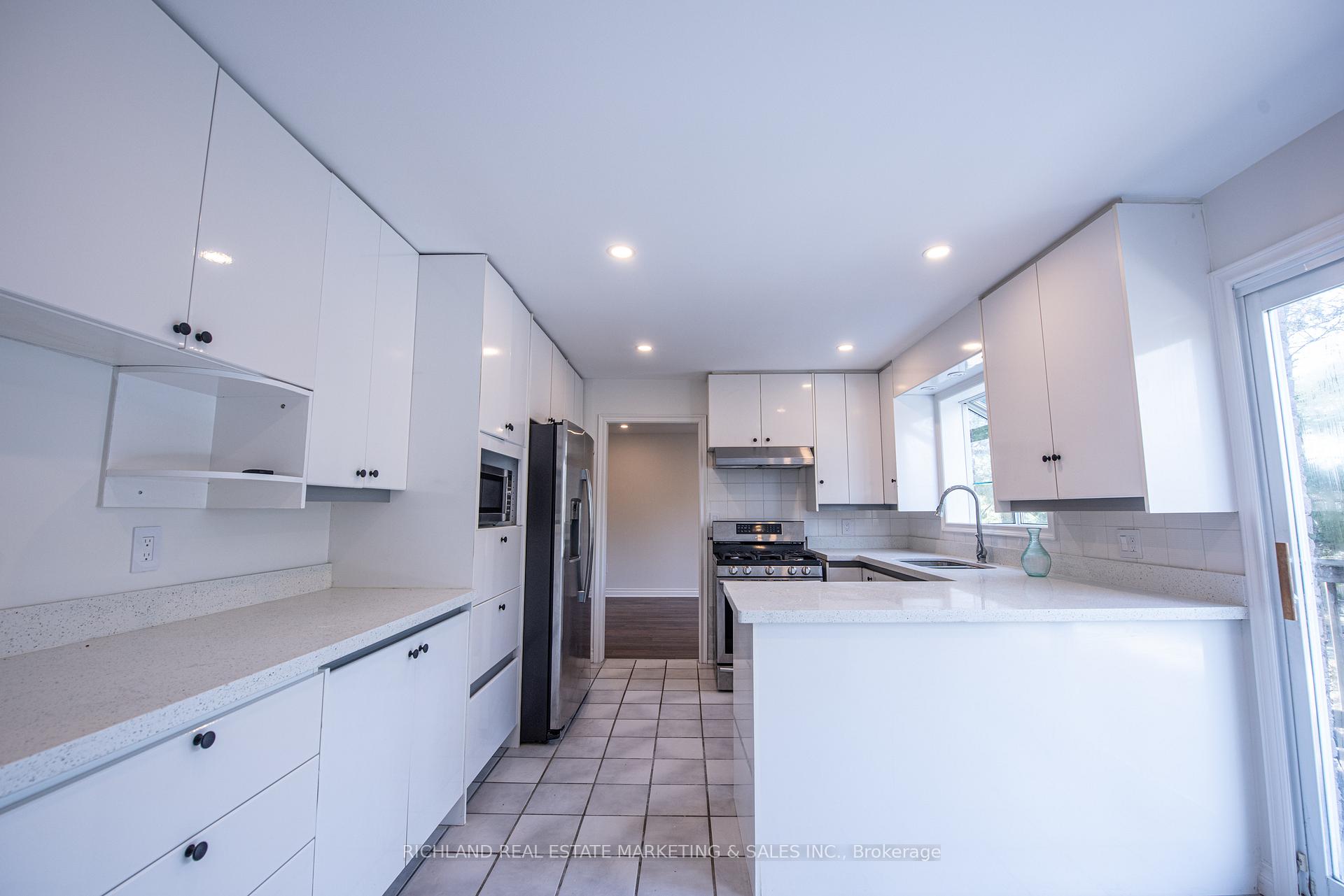 Photo 6 of 42 Wootten Way N, Markham, Markham Village — HOMEH