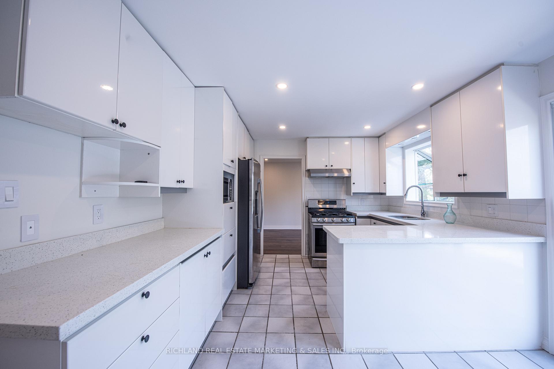 Photo 7 of 42 Wootten Way N, Markham, Markham Village — HOMEH