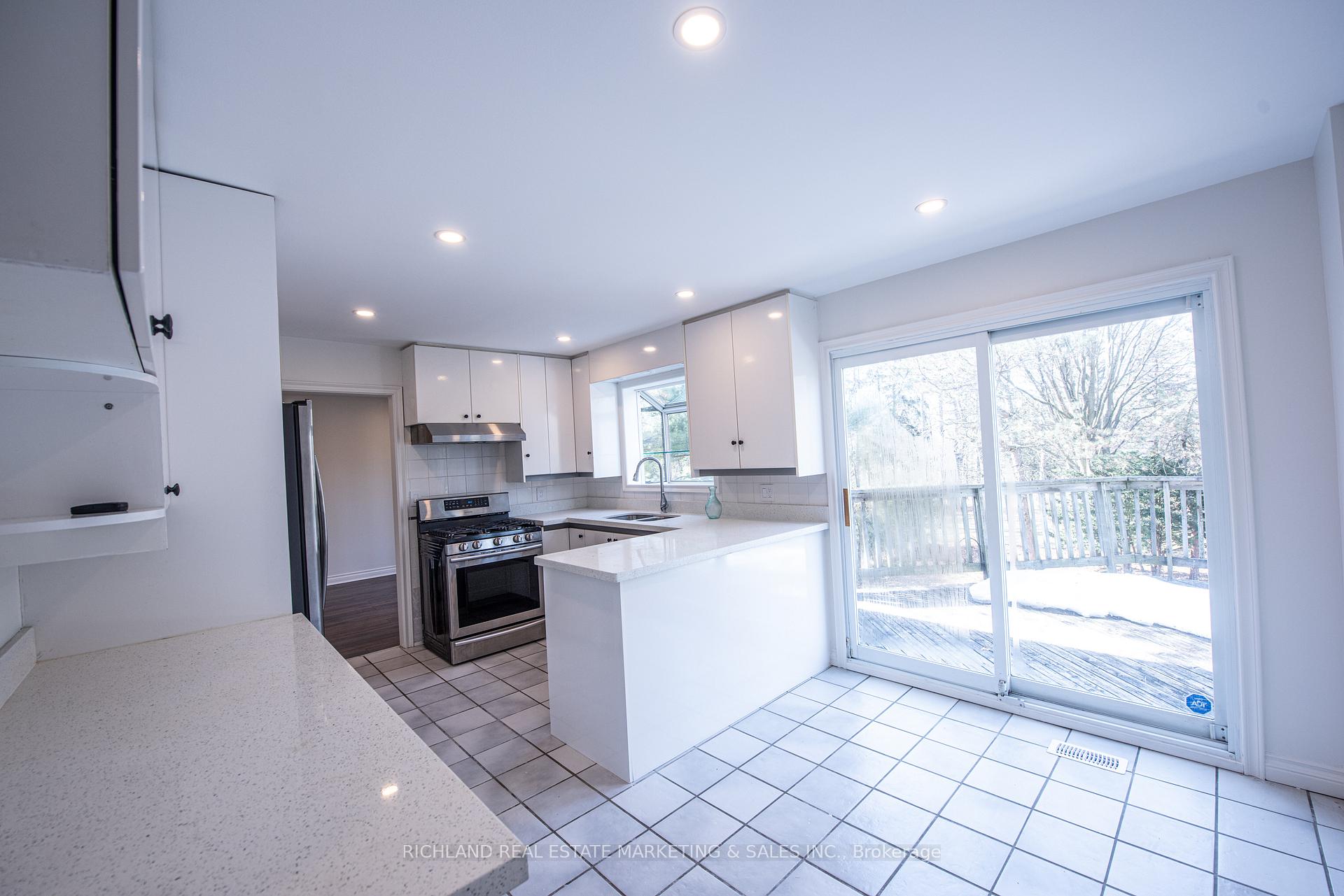 Photo 8 of 42 Wootten Way N, Markham, Markham Village — HOMEH