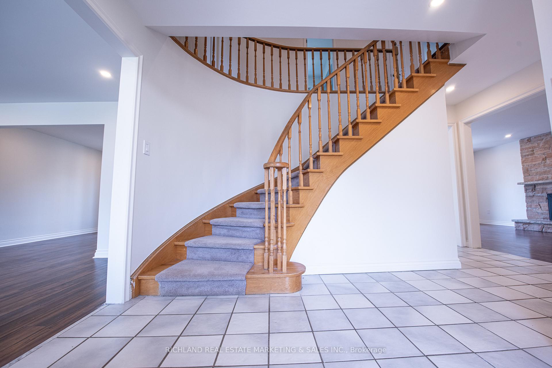 Photo 10 of 42 Wootten Way N, Markham, Markham Village — HOMEH