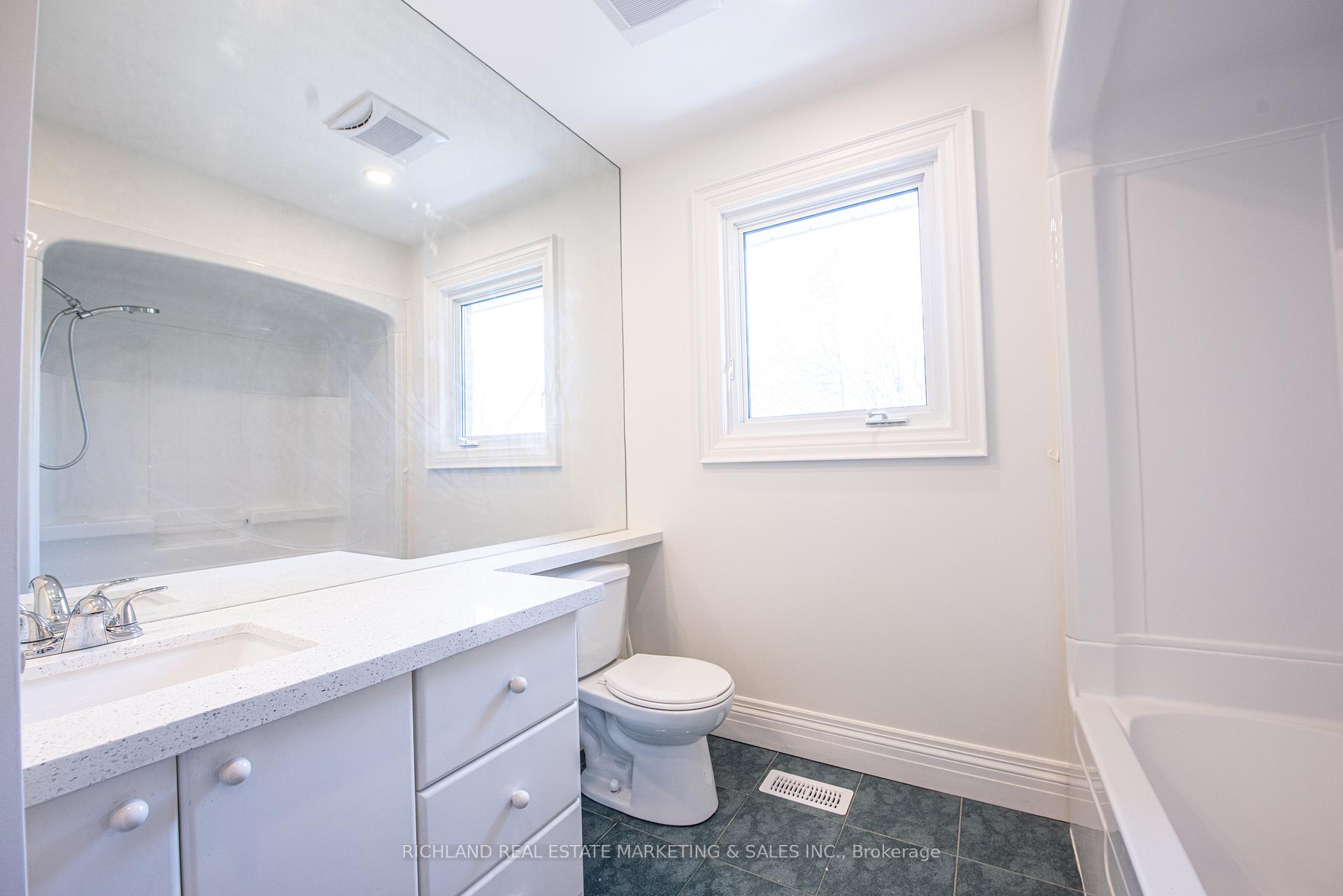 Photo 16 of 42 Wootten Way N, Markham, Markham Village — HOMEH
