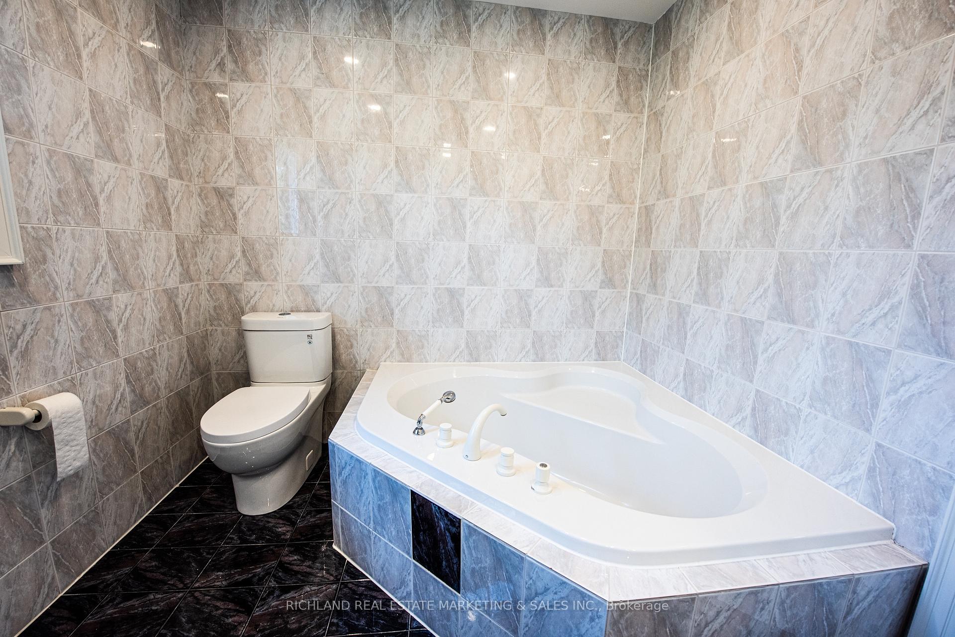 Photo 19 of 42 Wootten Way N, Markham, Markham Village — HOMEH
