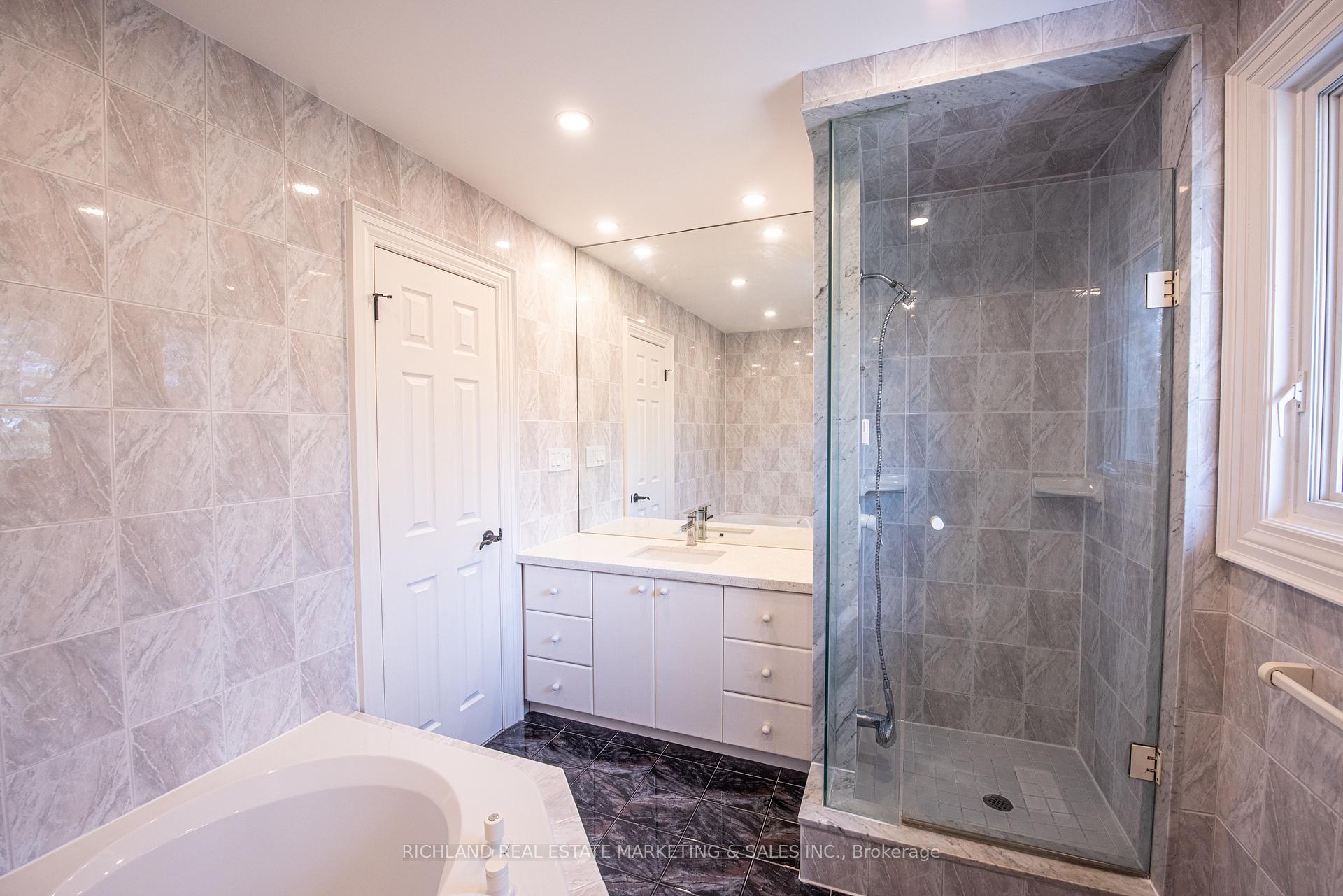Photo 20 of 42 Wootten Way N, Markham, Markham Village — HOMEH