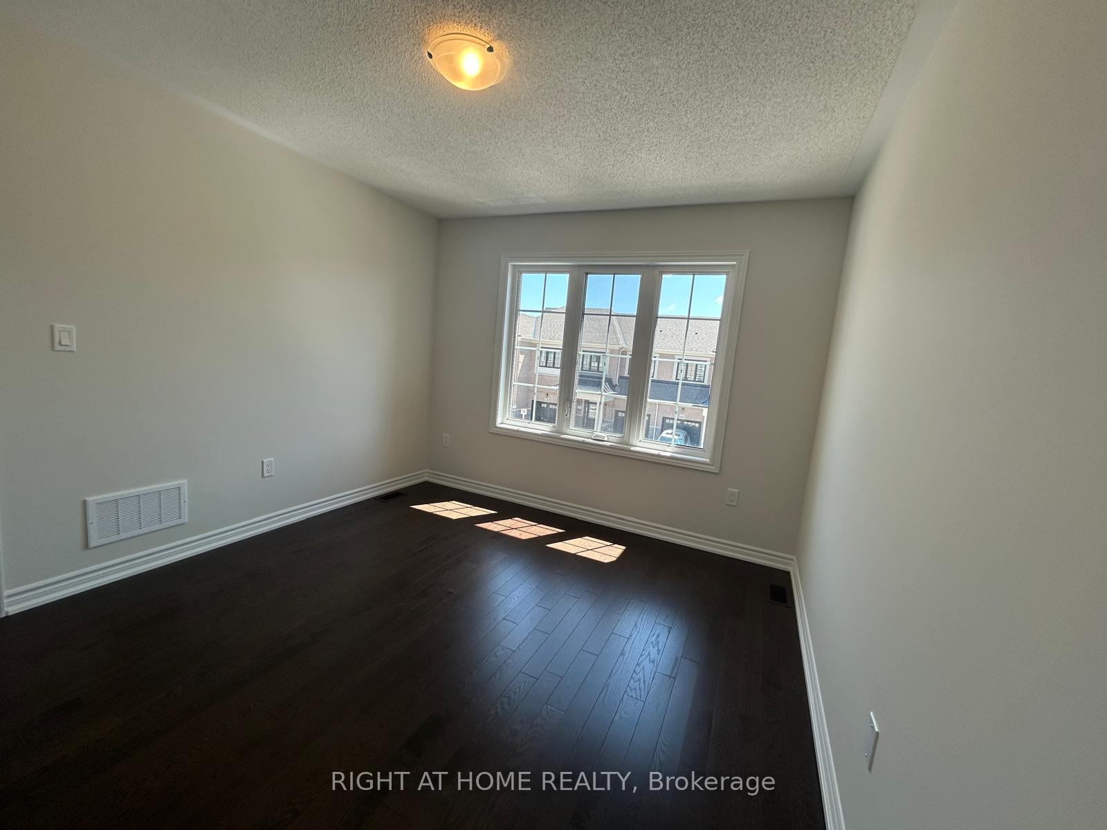Photo 8 of 463 Celandine Terrace, Milton, Walker — HOMEH