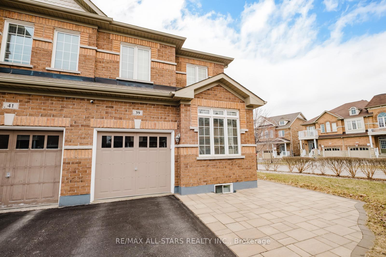 Photo 2 of 39 Haskett Drive, Markham, Box Grove — HOMEH