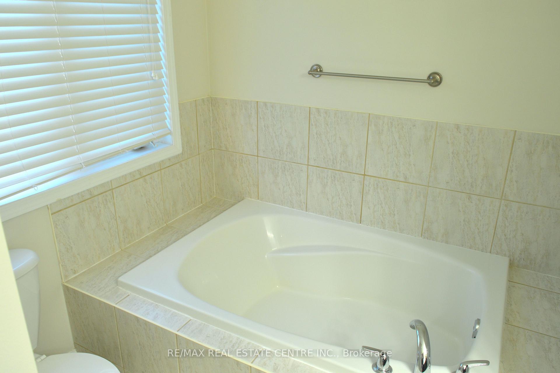 Photo 24 of 882 Mcewan Drive, Milton, Coates — HOMEH
