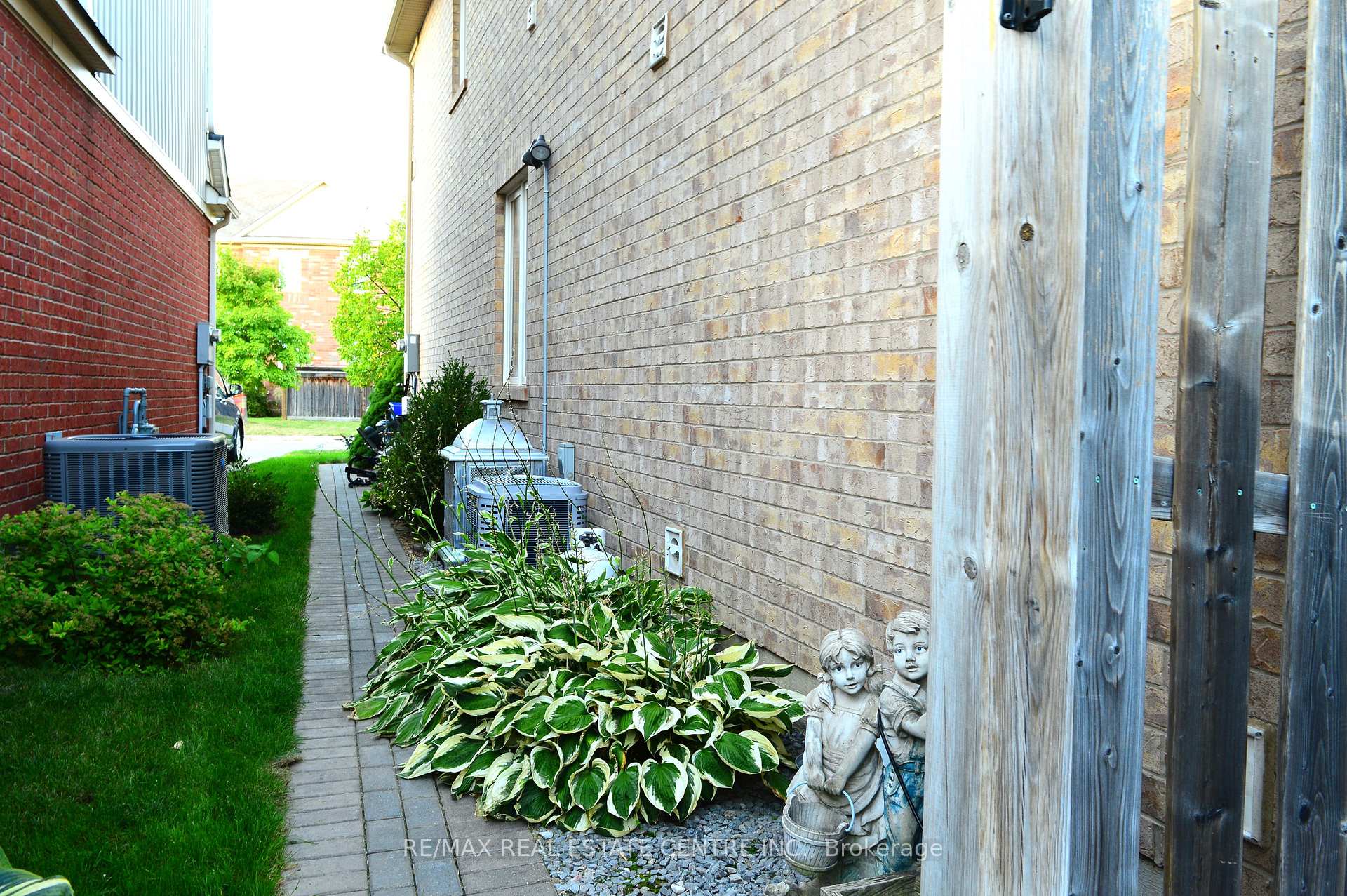 Photo 37 of 882 Mcewan Drive, Milton, Coates — HOMEH