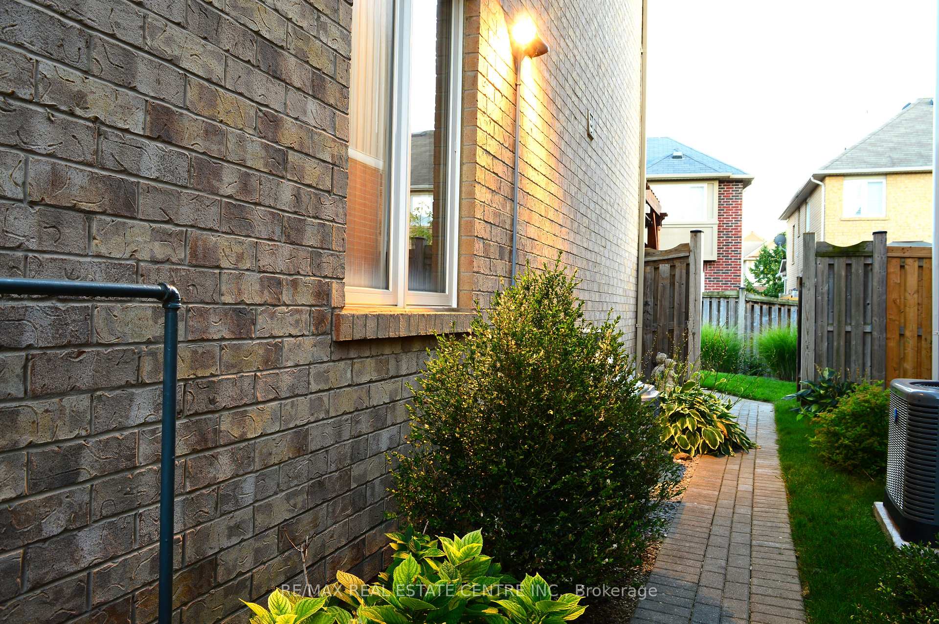 Photo 38 of 882 Mcewan Drive, Milton, Coates — HOMEH