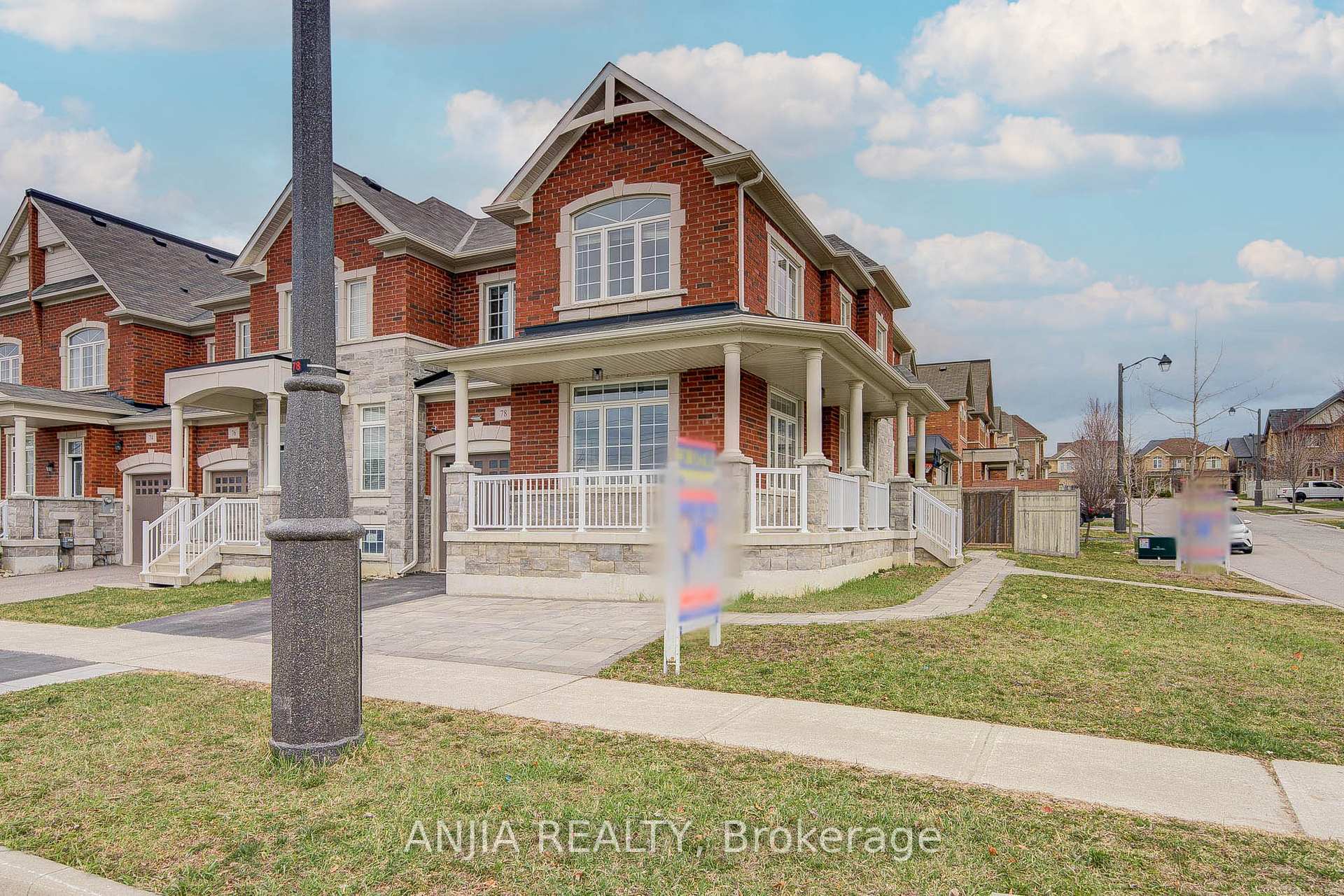 Photo 3 of 78 Christian Ritter Drive, Markham, Berczy — HOMEH