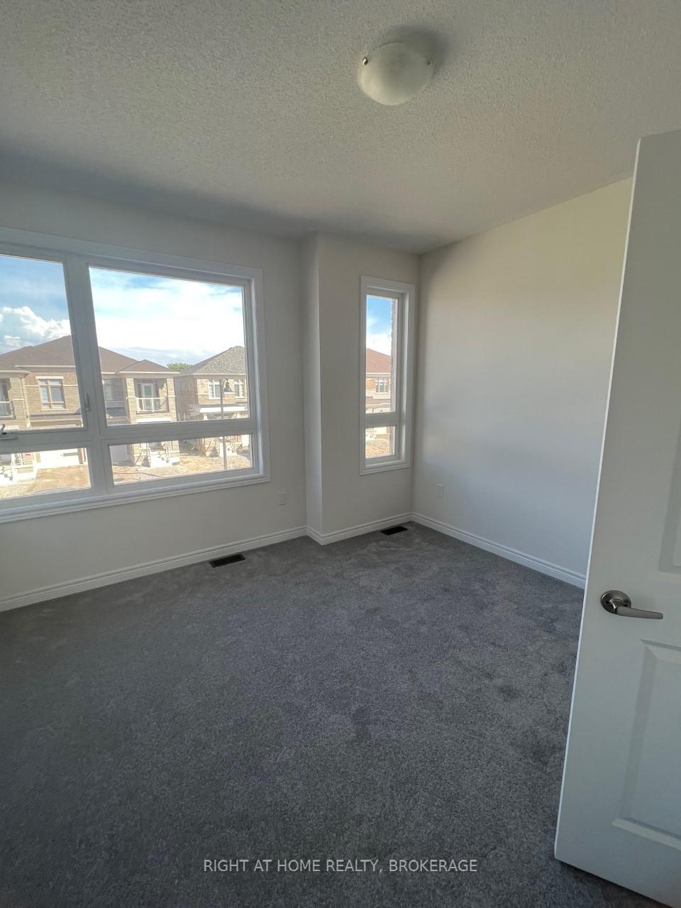 Photo 3 of 91 Great Falls Boulevard, Hamilton, Waterdown — HOMEH