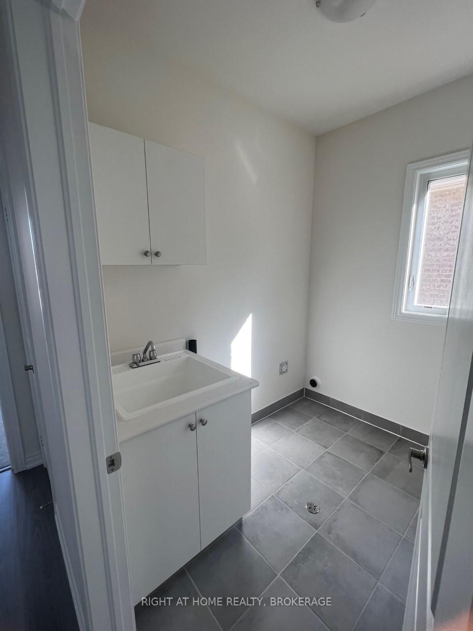 Photo 4 of 91 Great Falls Boulevard, Hamilton, Waterdown — HOMEH