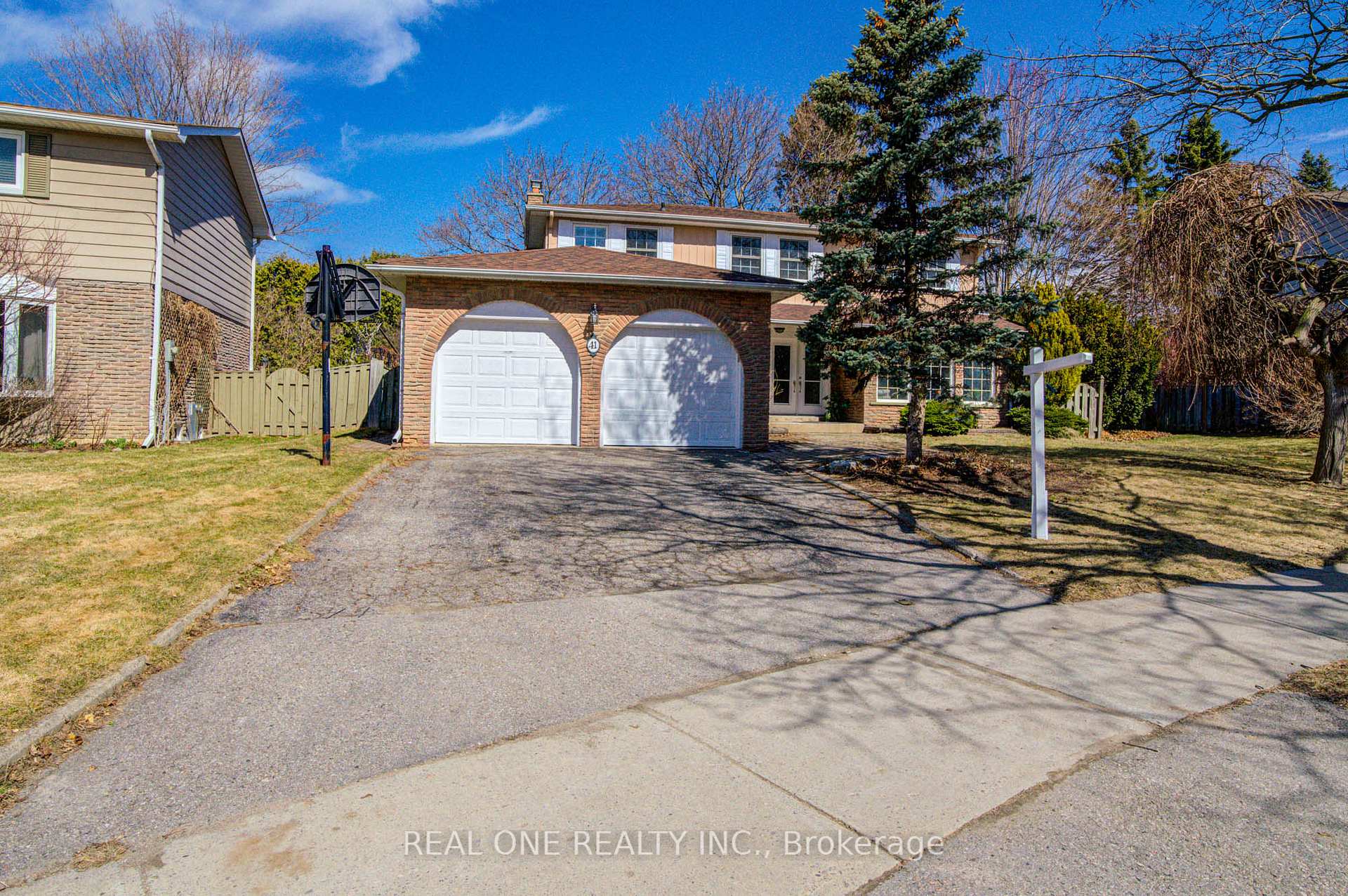 Photo 2 of 41 Sir Constantine Drive, Markham, Markham Village — HOMEH