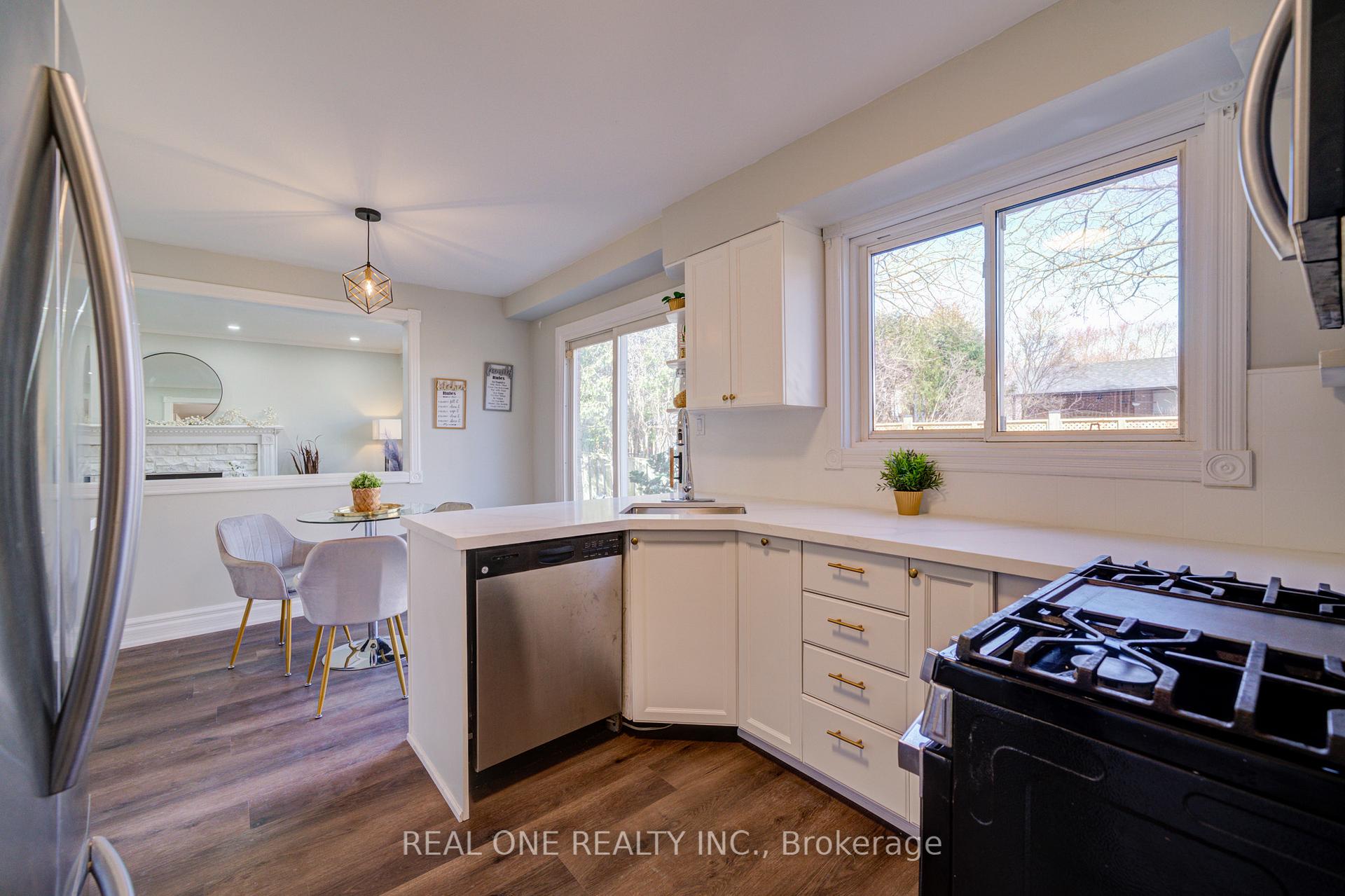Photo 18 of 41 Sir Constantine Drive, Markham, Markham Village — HOMEH
