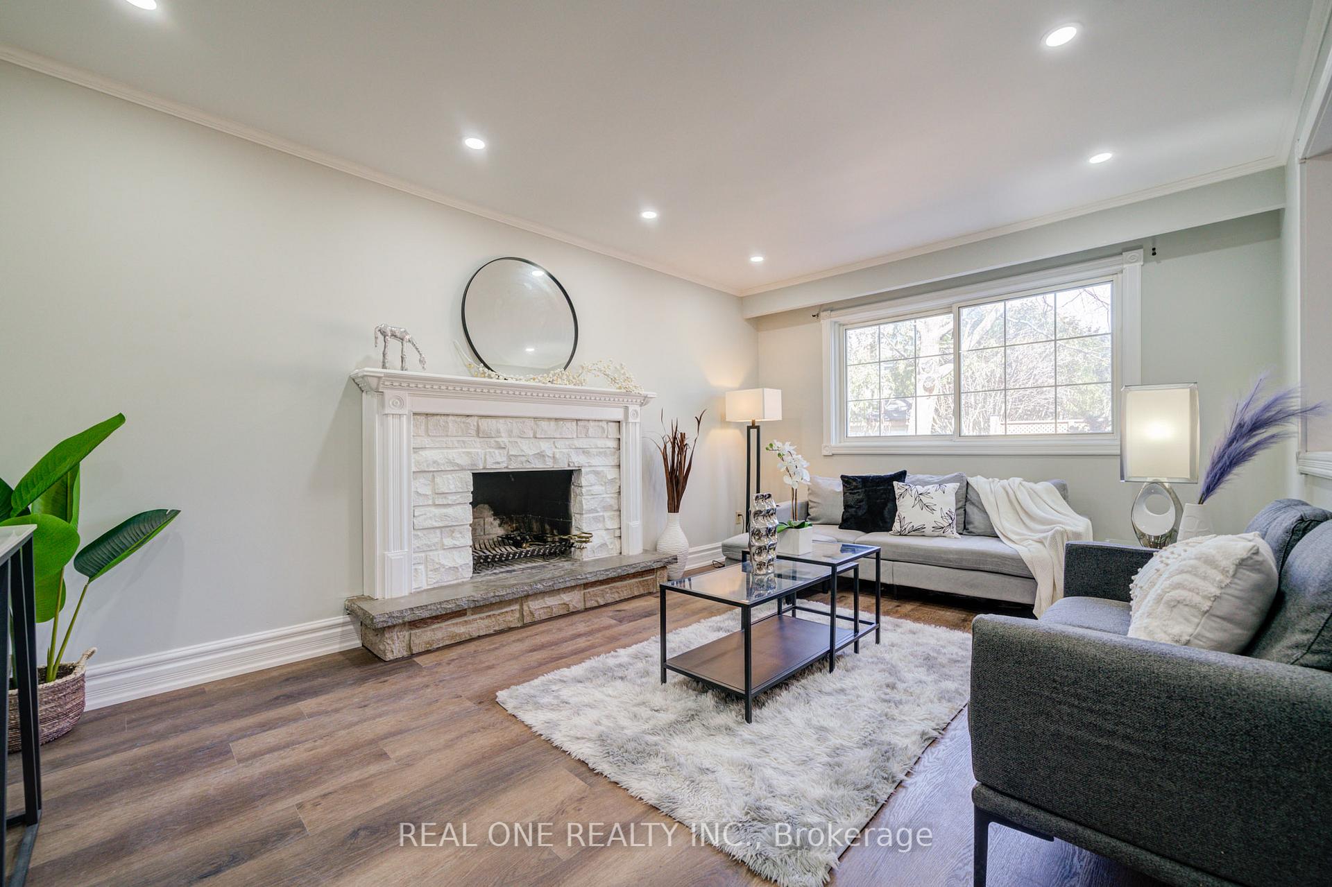 Photo 23 of 41 Sir Constantine Drive, Markham, Markham Village — HOMEH