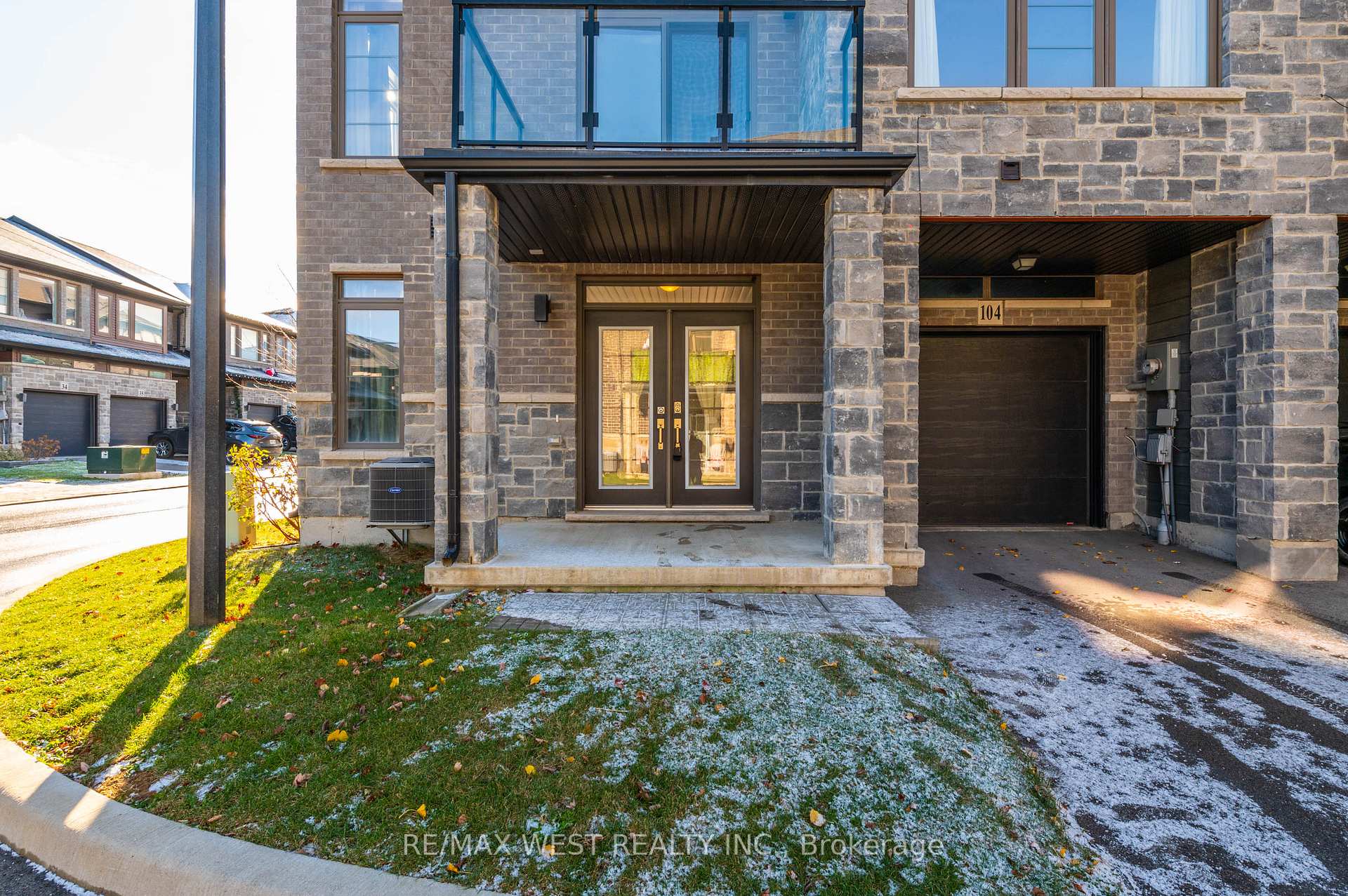 Photo 4 of Unit 104, 30 Time Square Boulevard, Hamilton, Stoney Creek — HOMEH