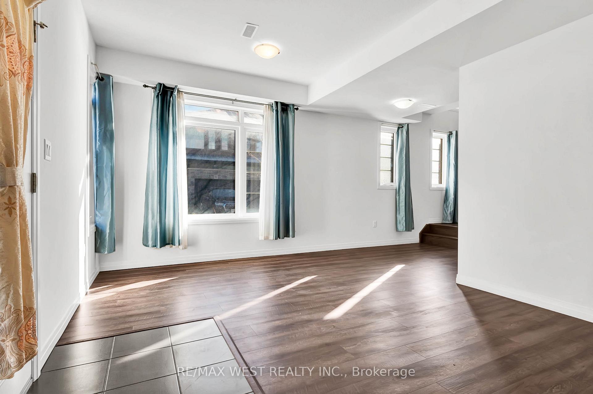 Photo 5 of Unit 104, 30 Time Square Boulevard, Hamilton, Stoney Creek — HOMEH