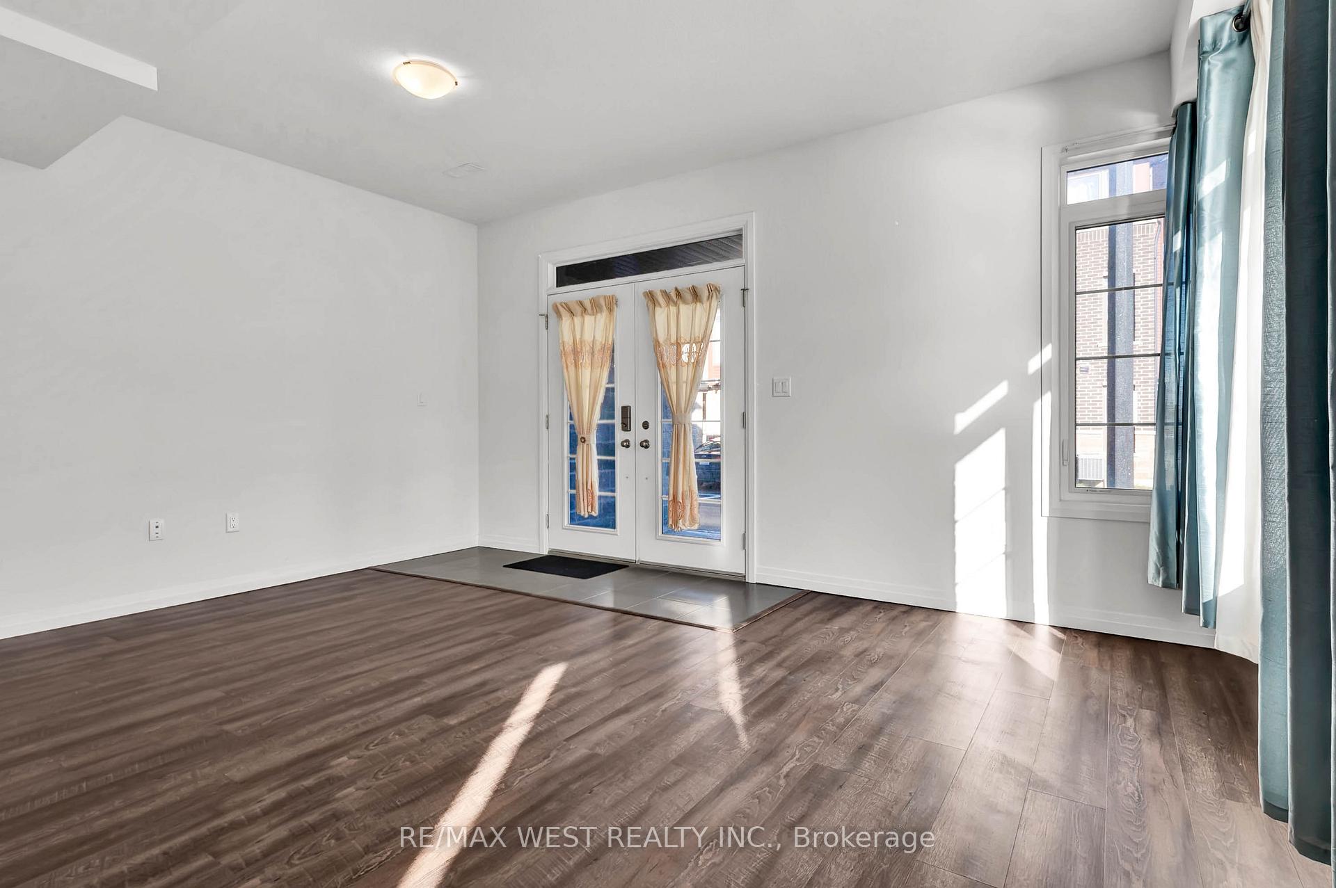 Photo 6 of Unit 104, 30 Time Square Boulevard, Hamilton, Stoney Creek — HOMEH