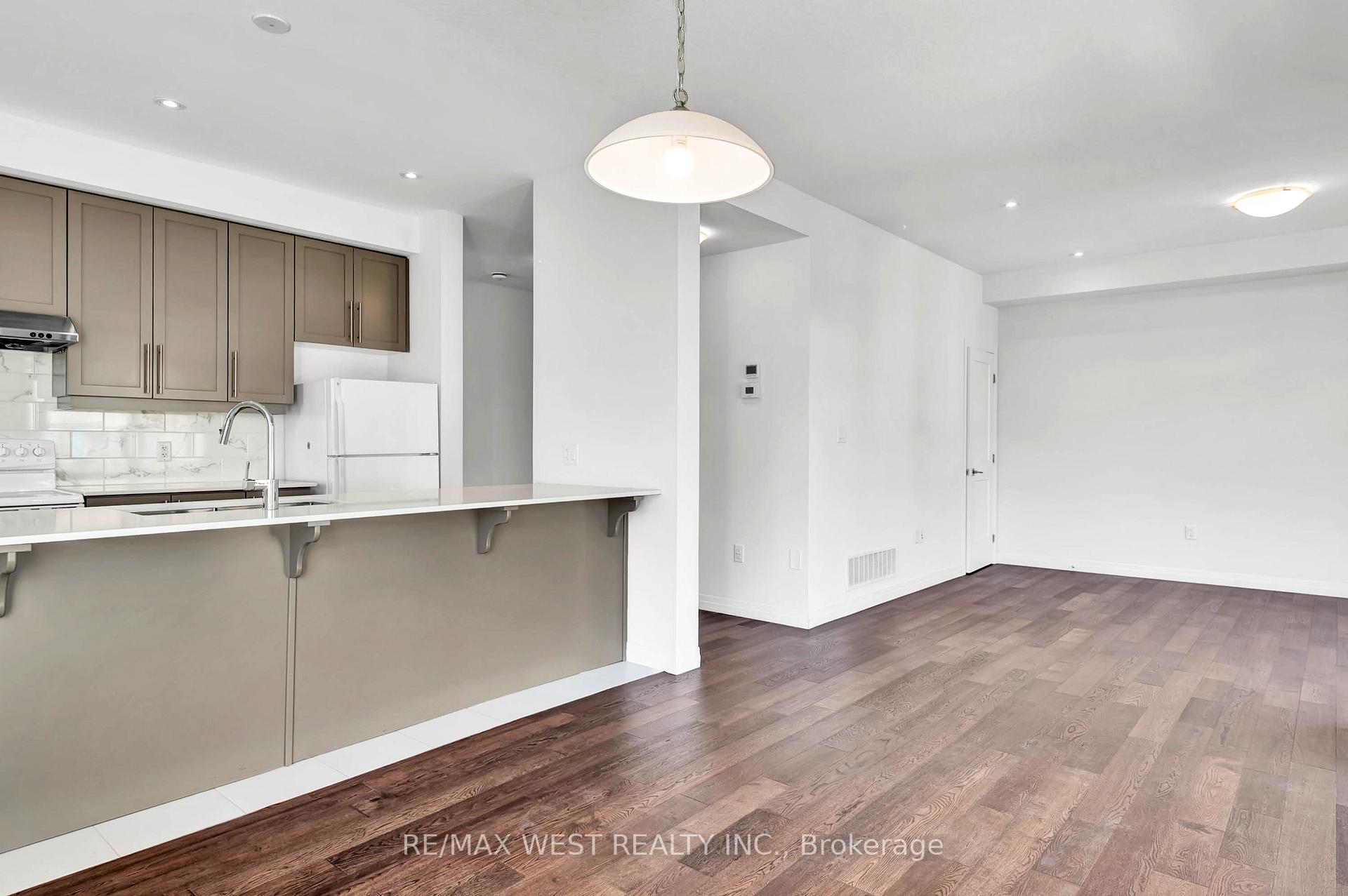 Photo 13 of Unit 104, 30 Time Square Boulevard, Hamilton, Stoney Creek — HOMEH