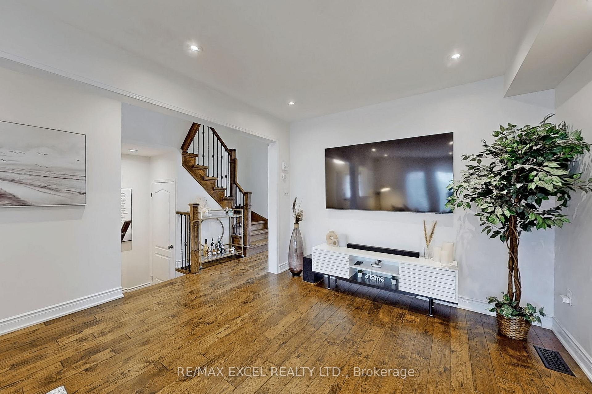 Photo 7 of 192 Gas Lamp Lane, Markham, Cornell — HOMEH
