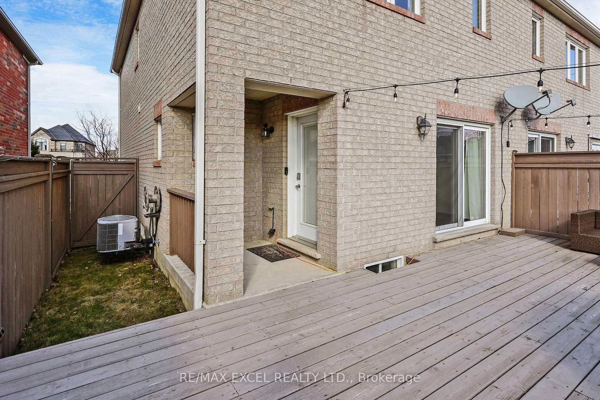 Photo 32 of 192 Gas Lamp Lane, Markham, Cornell — HOMEH
