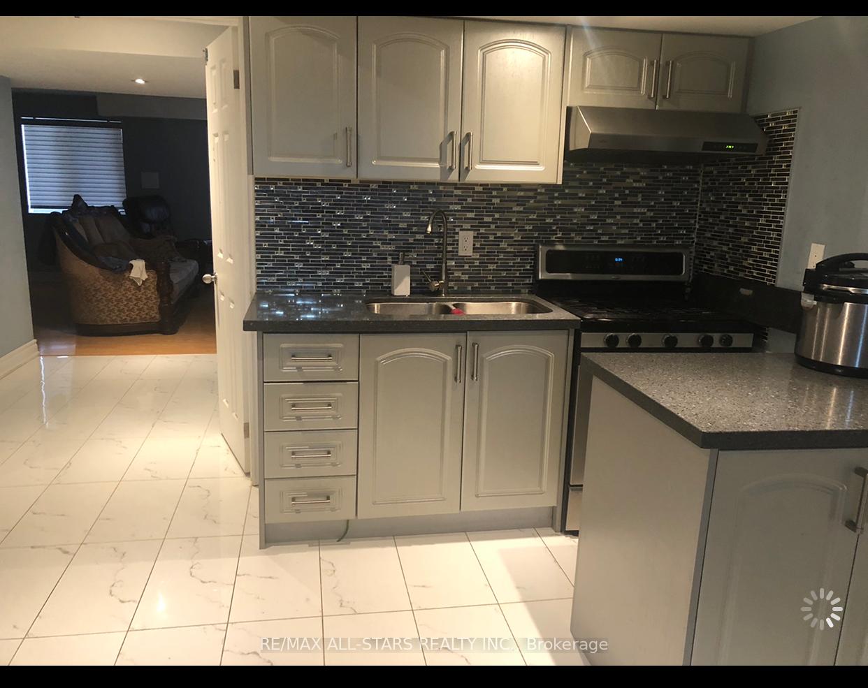 Photo 5 of Unit Bsmt, 19 Fierheller Court, Markham, Berczy — HOMEH