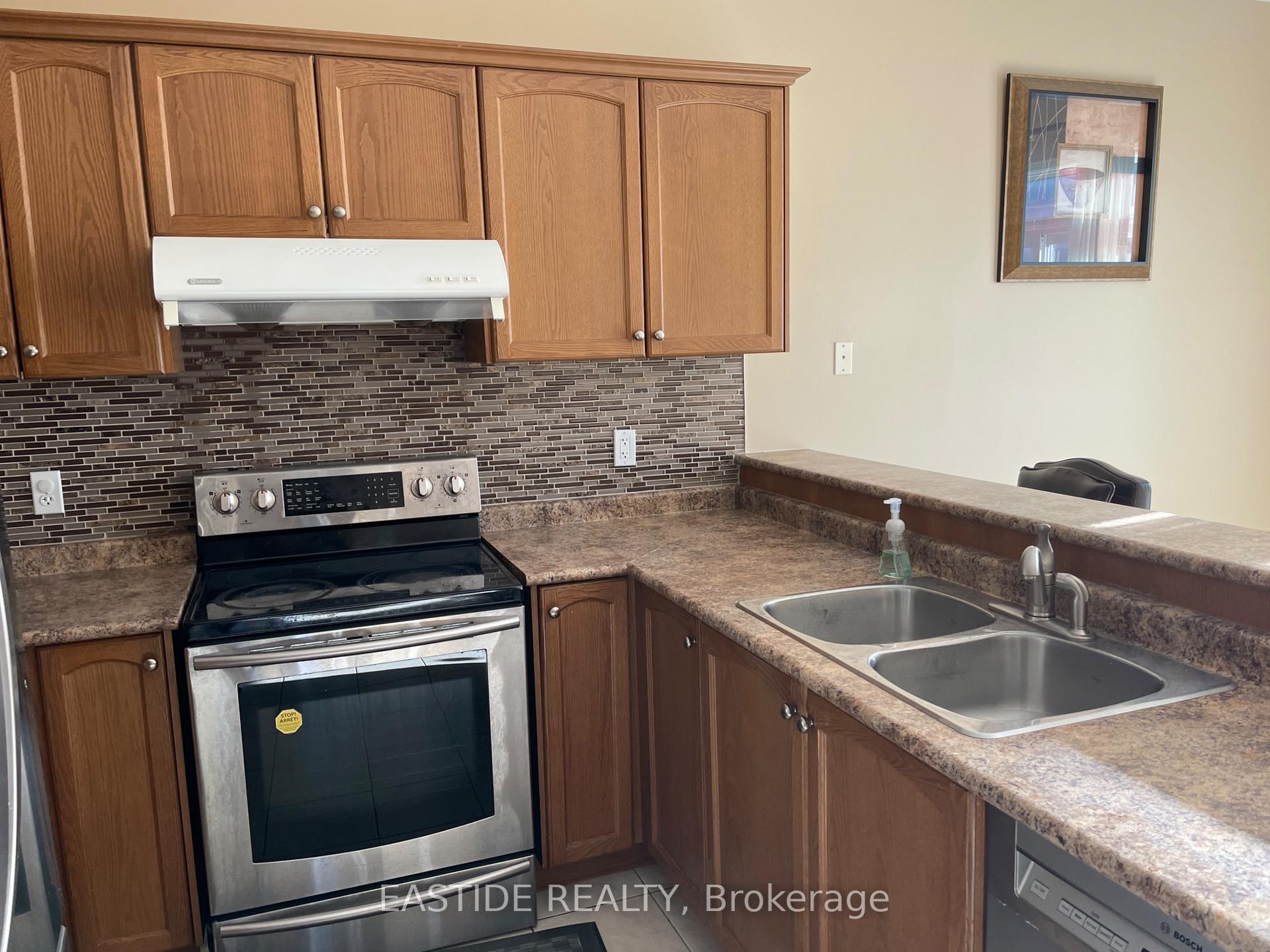 Photo 3 of 25 Larcastle Avenue, Markham, Berczy — HOMEH