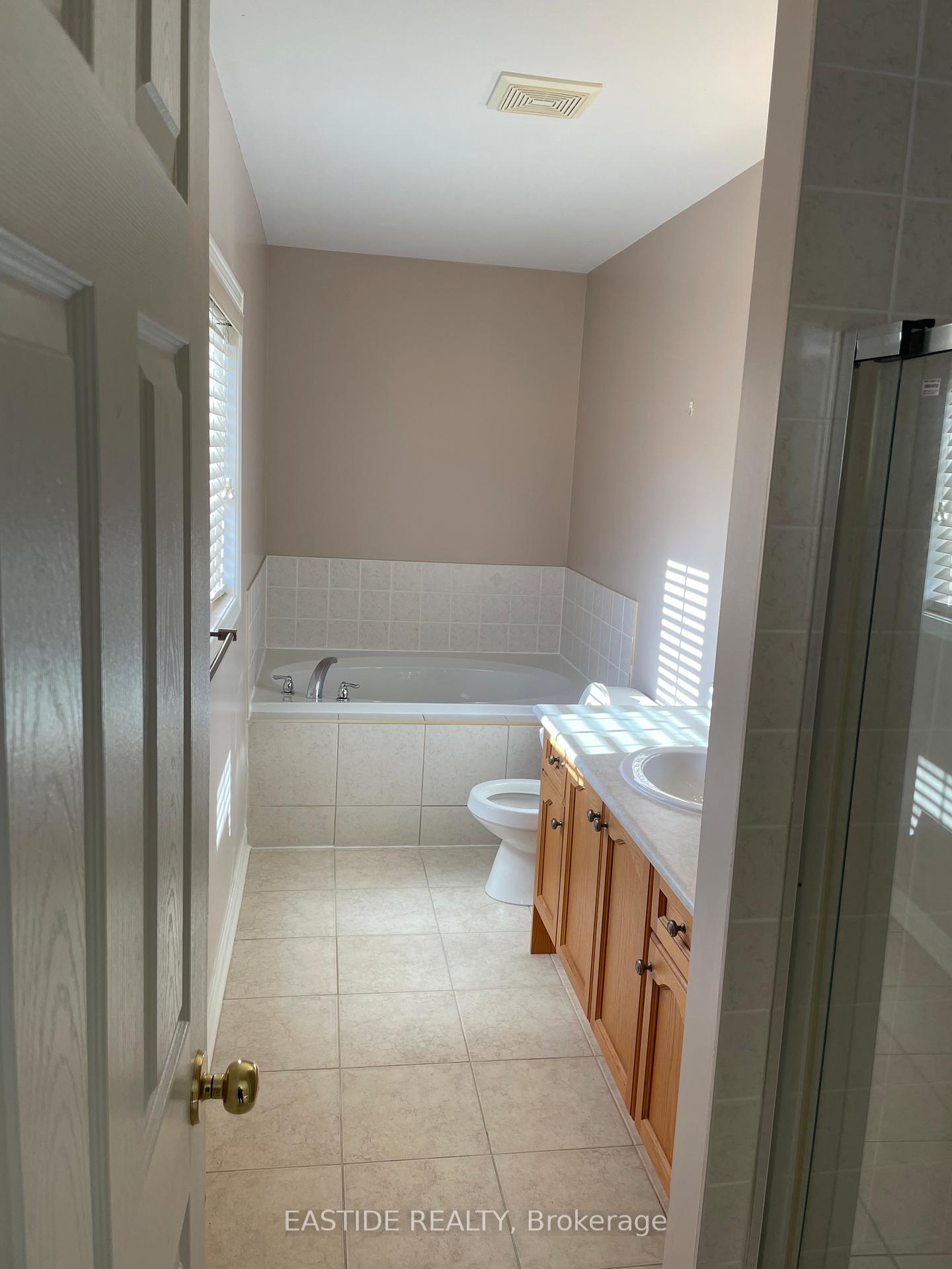 Photo 13 of 25 Larcastle Avenue, Markham, Berczy — HOMEH