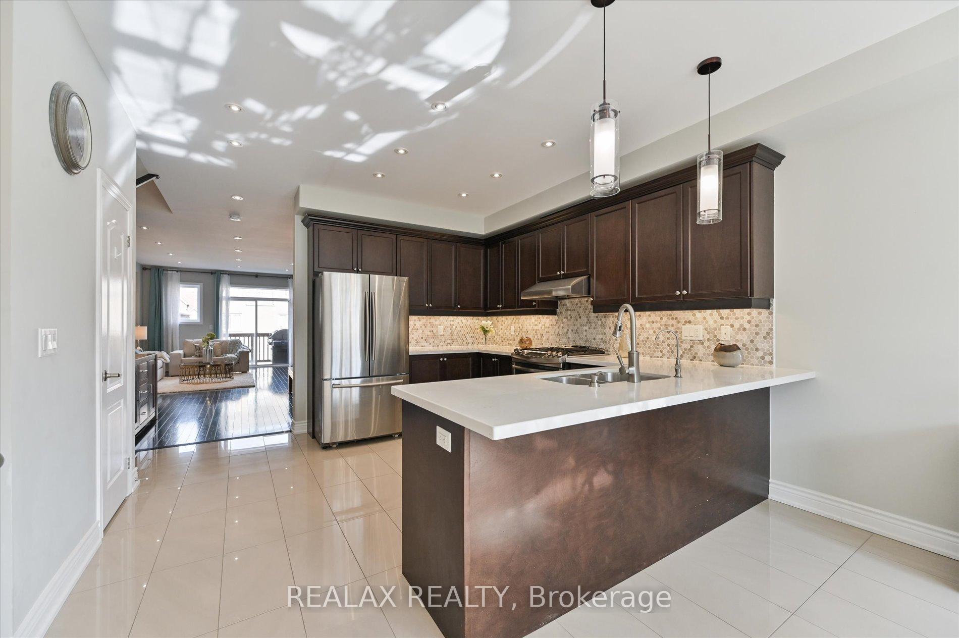 Photo 4 of 19 Etherington Way, Markham, Victoria Square — HOMEH
