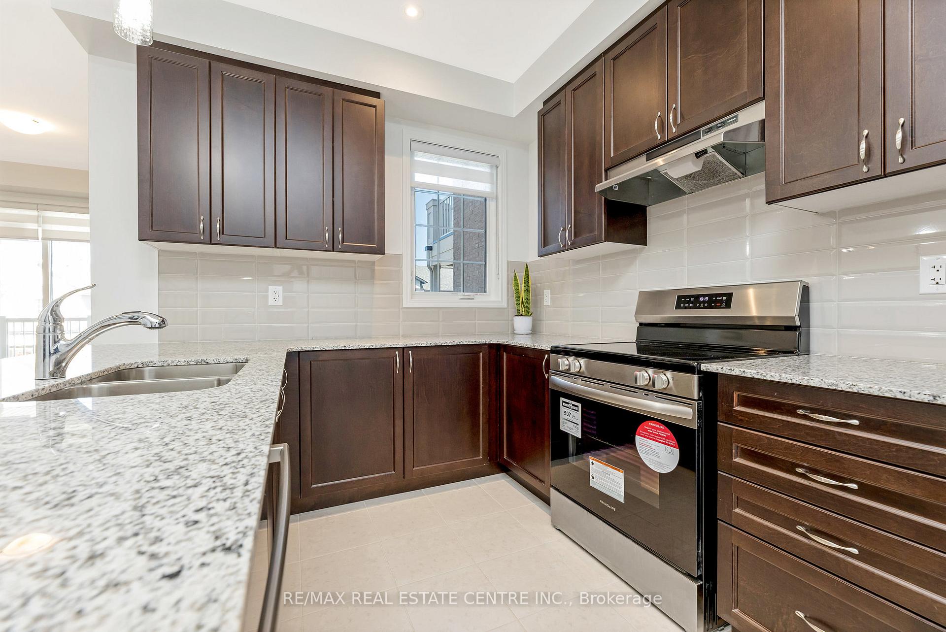 Photo 5 of 1897 Thames Circle, Milton, Bowes — HOMEH