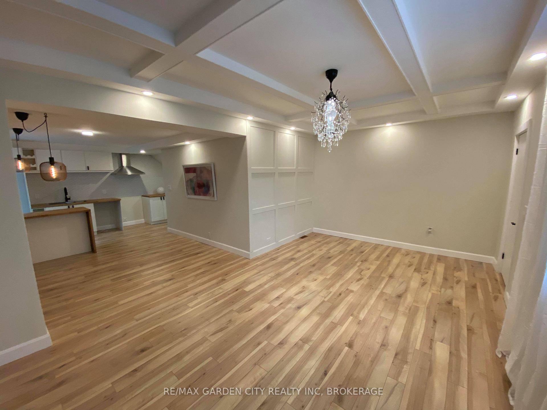Photo 2 of 702 Upper Gage Avenue, Hamilton, Macassa — HOMEH
