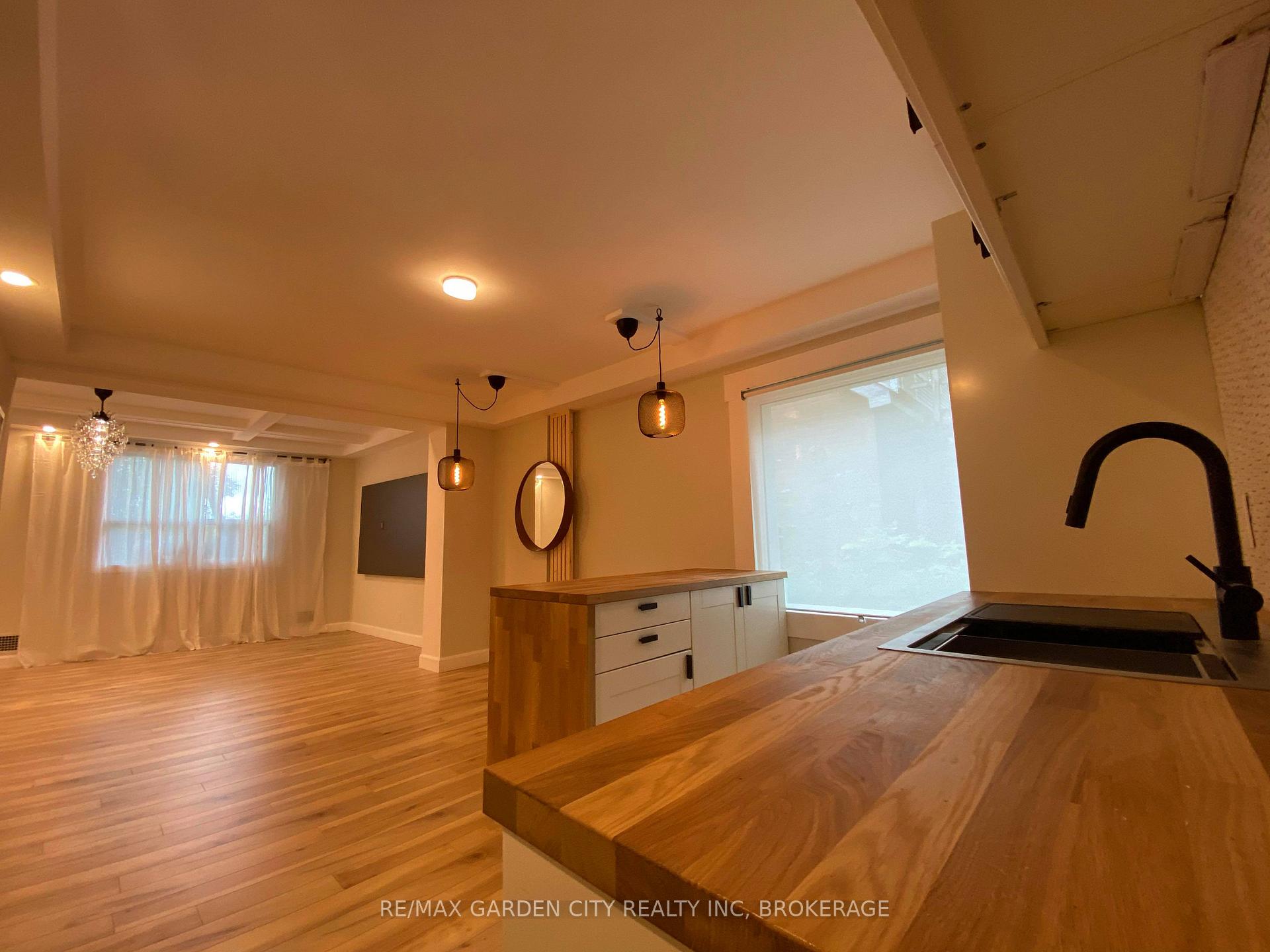 Photo 3 of 702 Upper Gage Avenue, Hamilton, Macassa — HOMEH