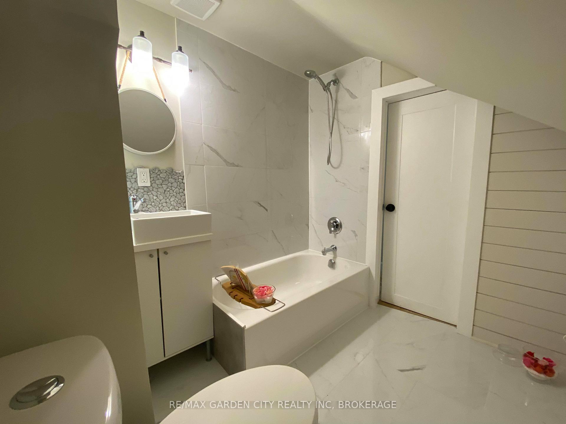 Photo 9 of 702 Upper Gage Avenue, Hamilton, Macassa — HOMEH