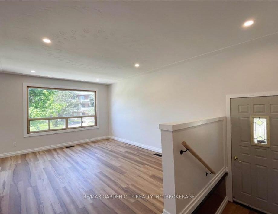 Photo 2 of 15 Champlain Avenue, Hamilton, Greenford — HOMEH